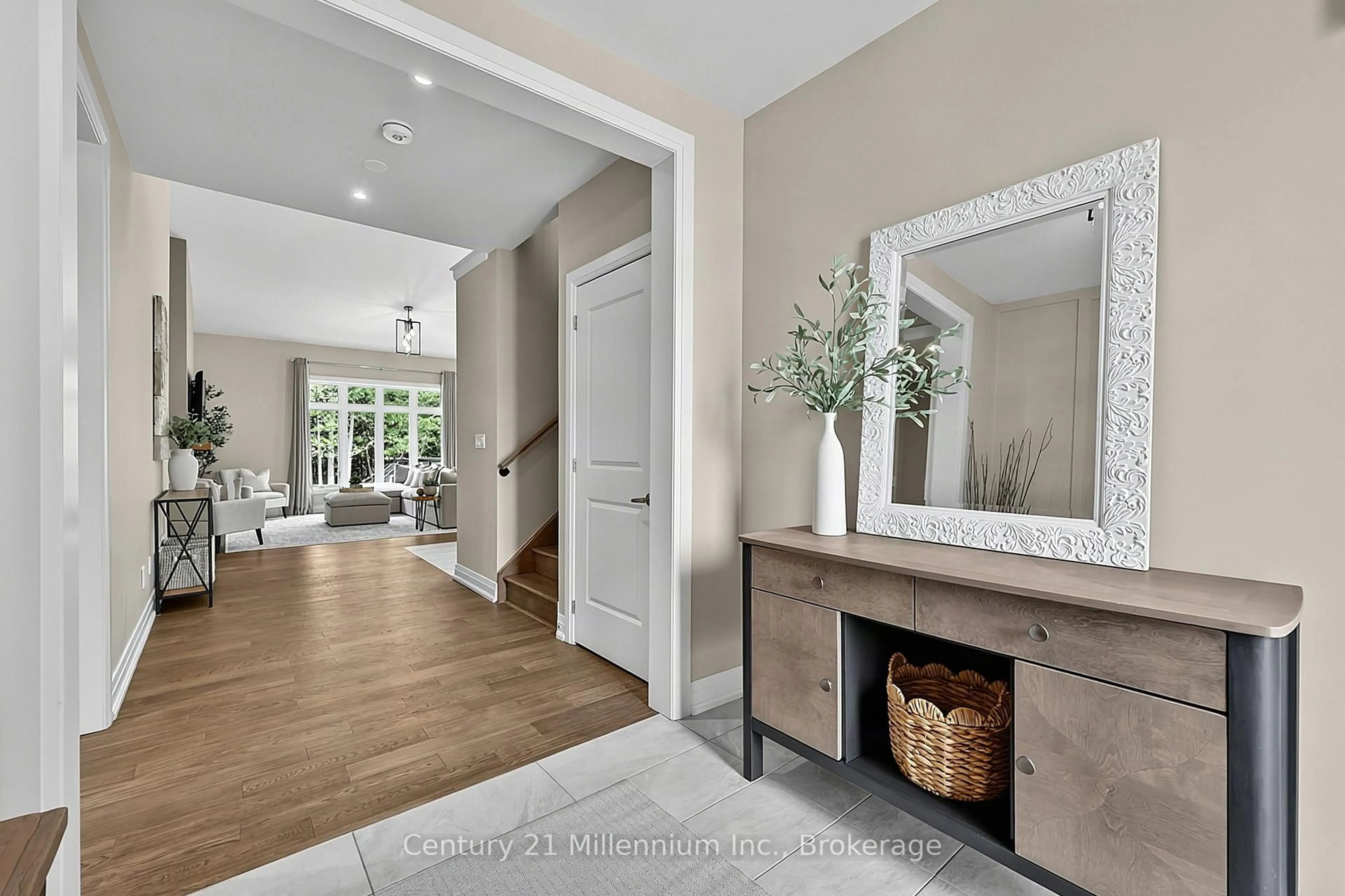 Indoor entryway for 103 Tekiah Rd, Blue Mountains Ontario N0H 1J0