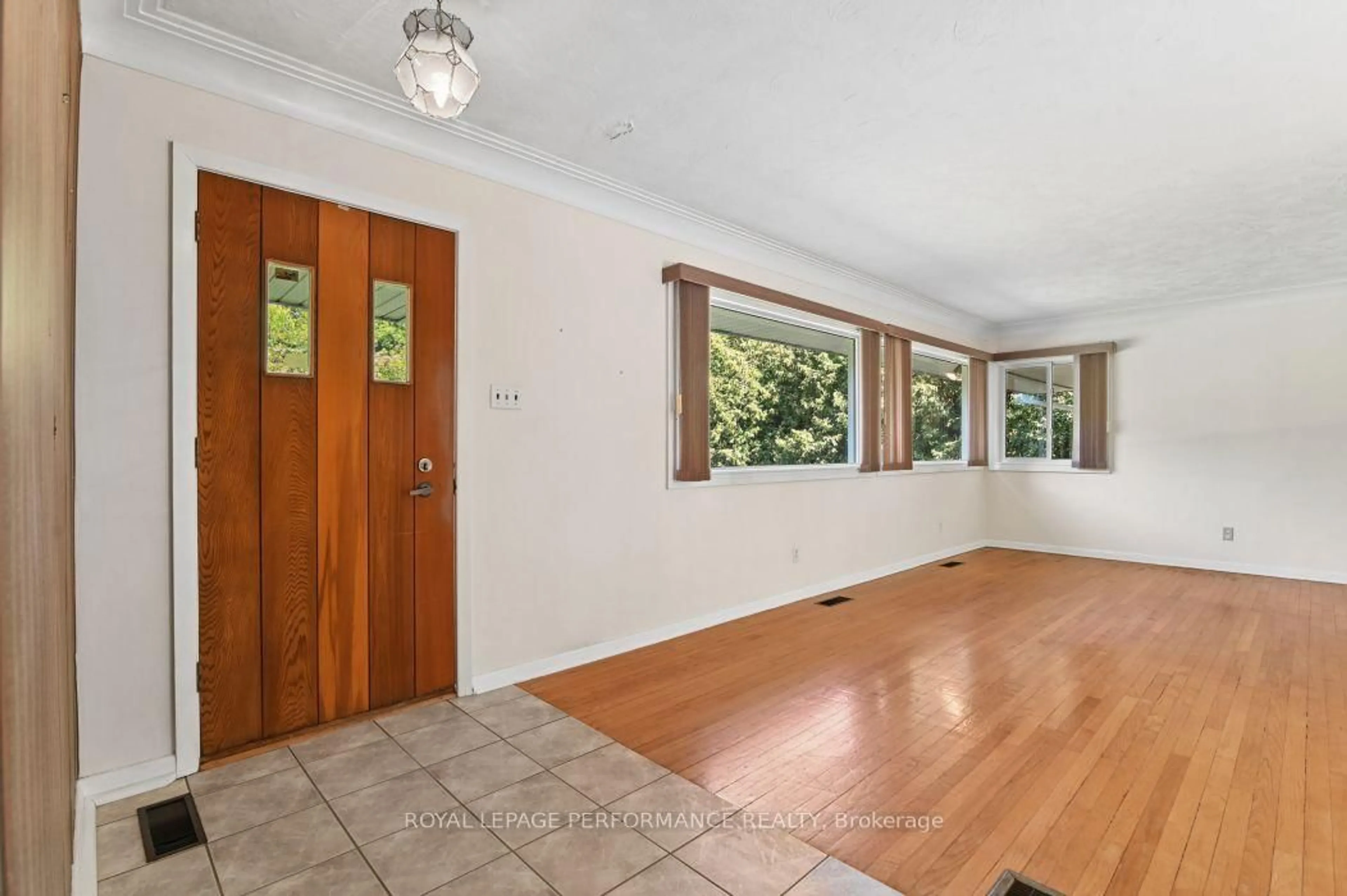 Indoor entryway for 18 Honey Gables Dr, Ottawa Ontario K1V 1H5