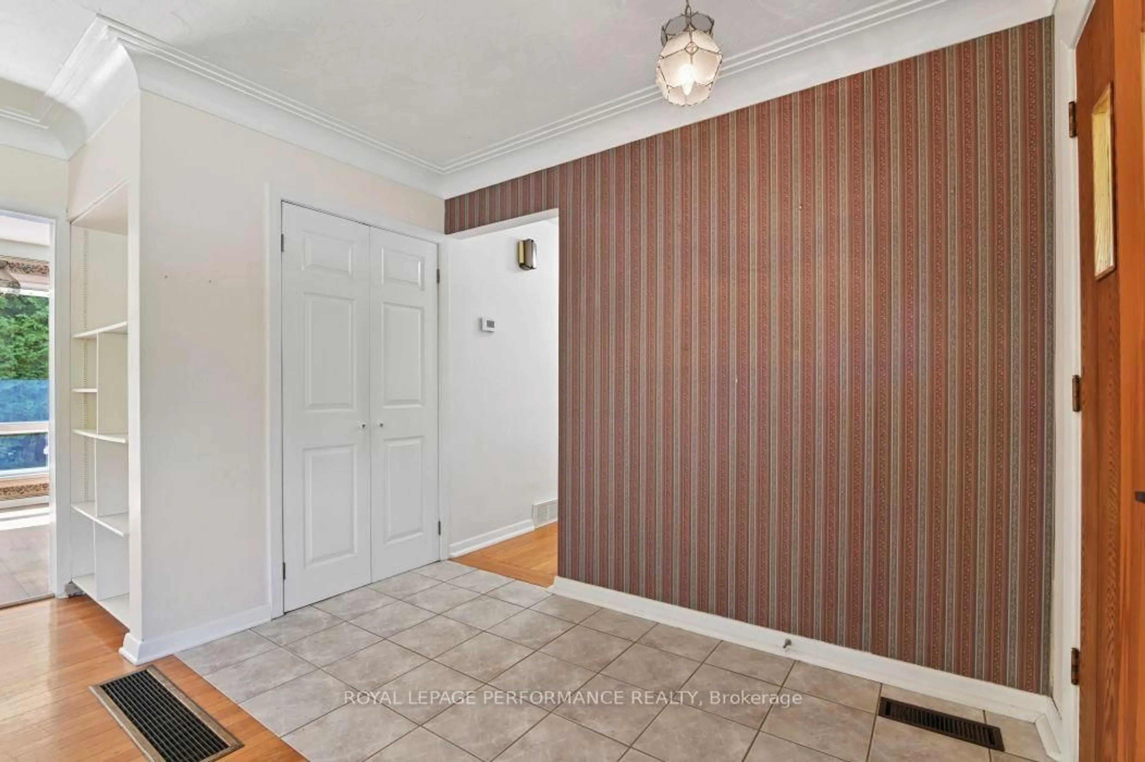 Indoor entryway for 18 Honey Gables Dr, Ottawa Ontario K1V 1H5