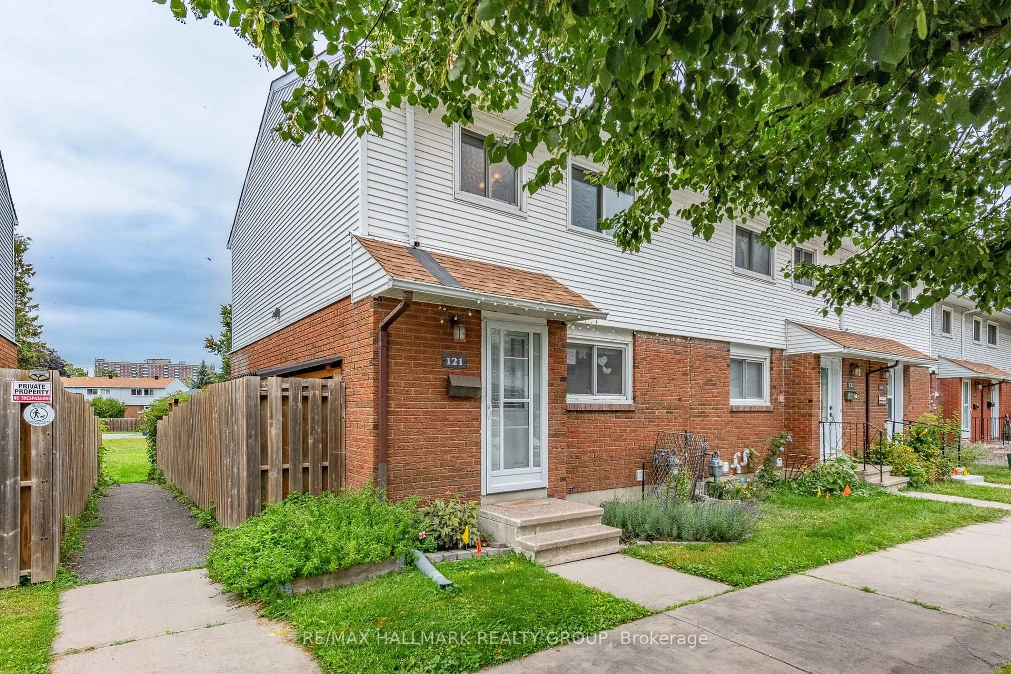 Home with brick exterior material, street for 1045 Morrison Dr #121, Ottawa Ontario K2H 7L2