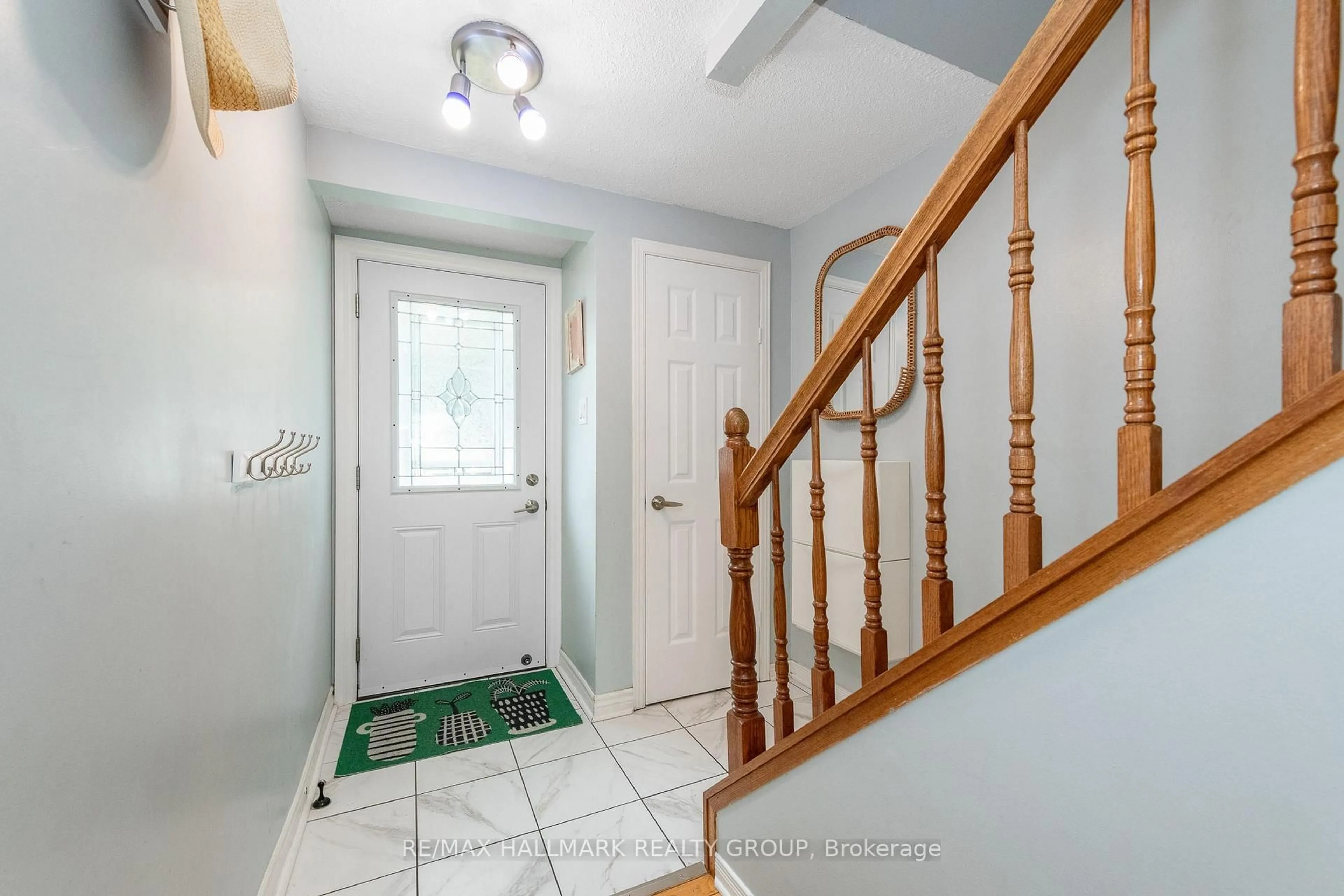 Indoor entryway for 1045 Morrison Dr #121, Ottawa Ontario K2H 7L2