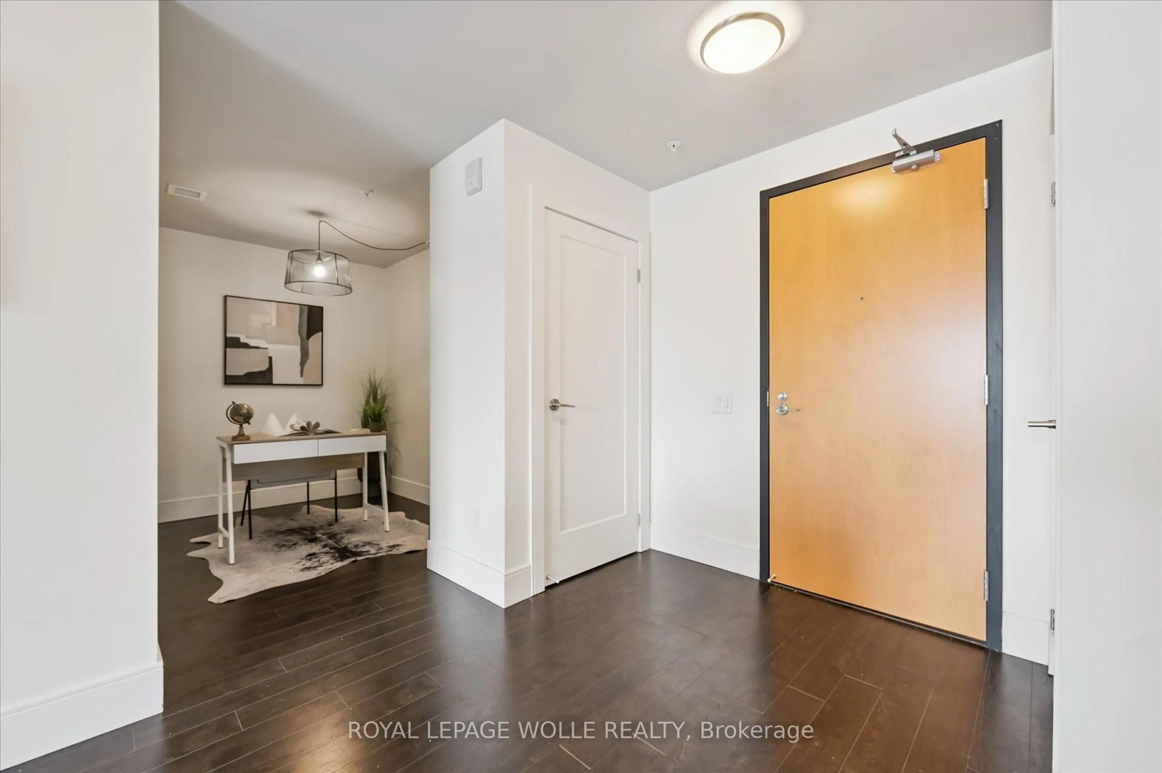 Indoor entryway for 15 Prince Albert Blvd #309, Kitchener Ontario N2H 0C2