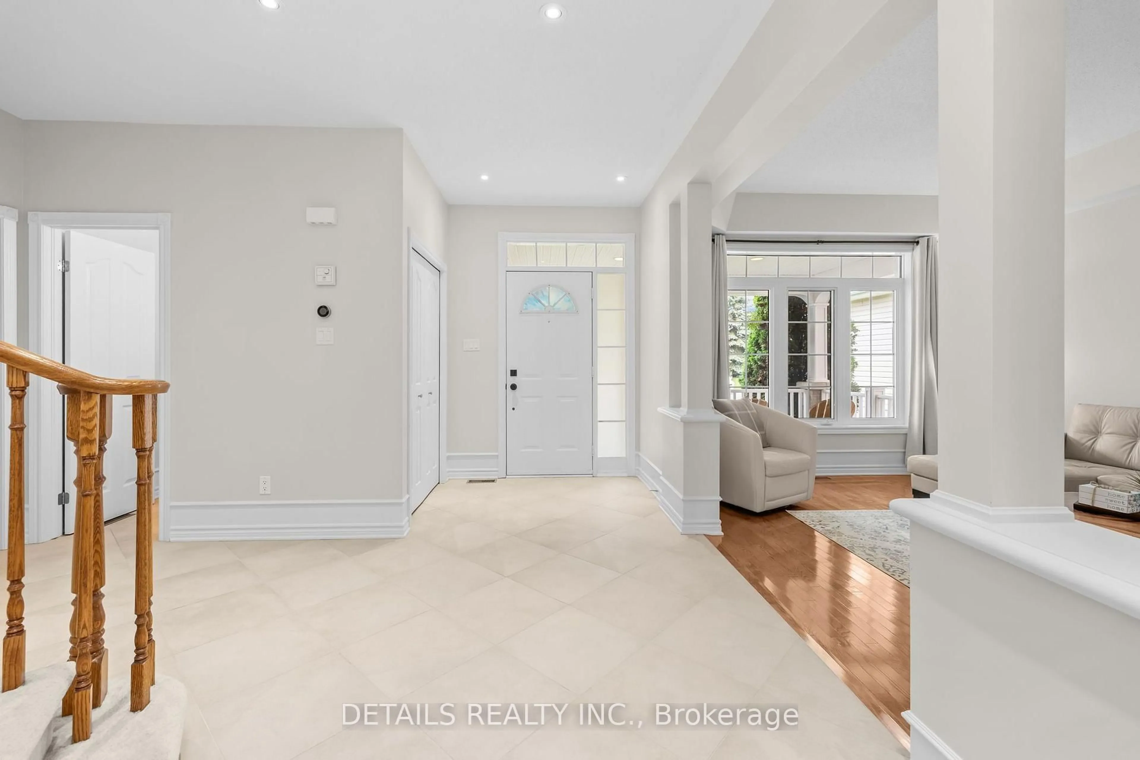 Indoor entryway for 30 Cedar Valley Dr, Kanata Ontario K2M 3A1