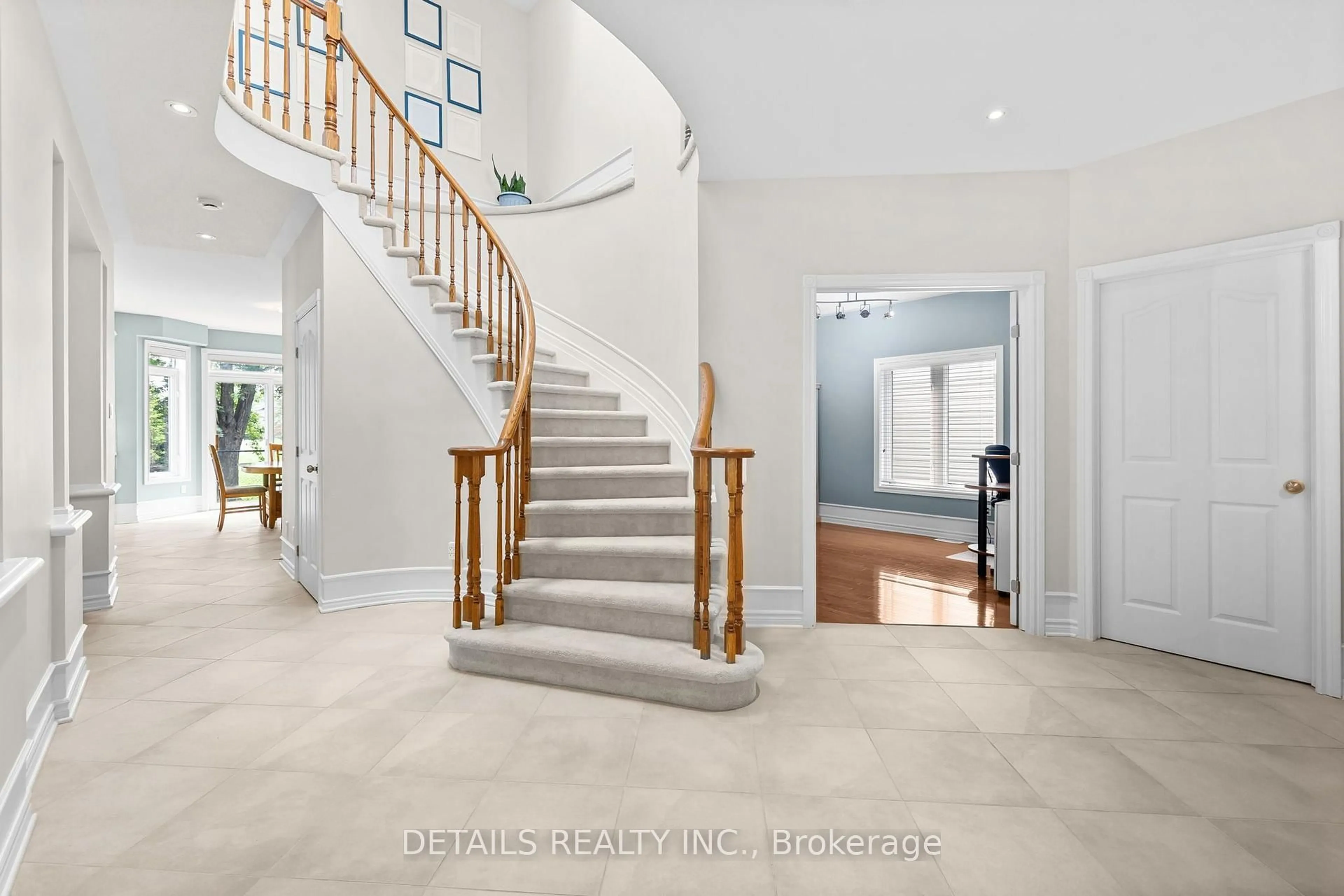 Indoor foyer for 30 Cedar Valley Dr, Kanata Ontario K2M 3A1