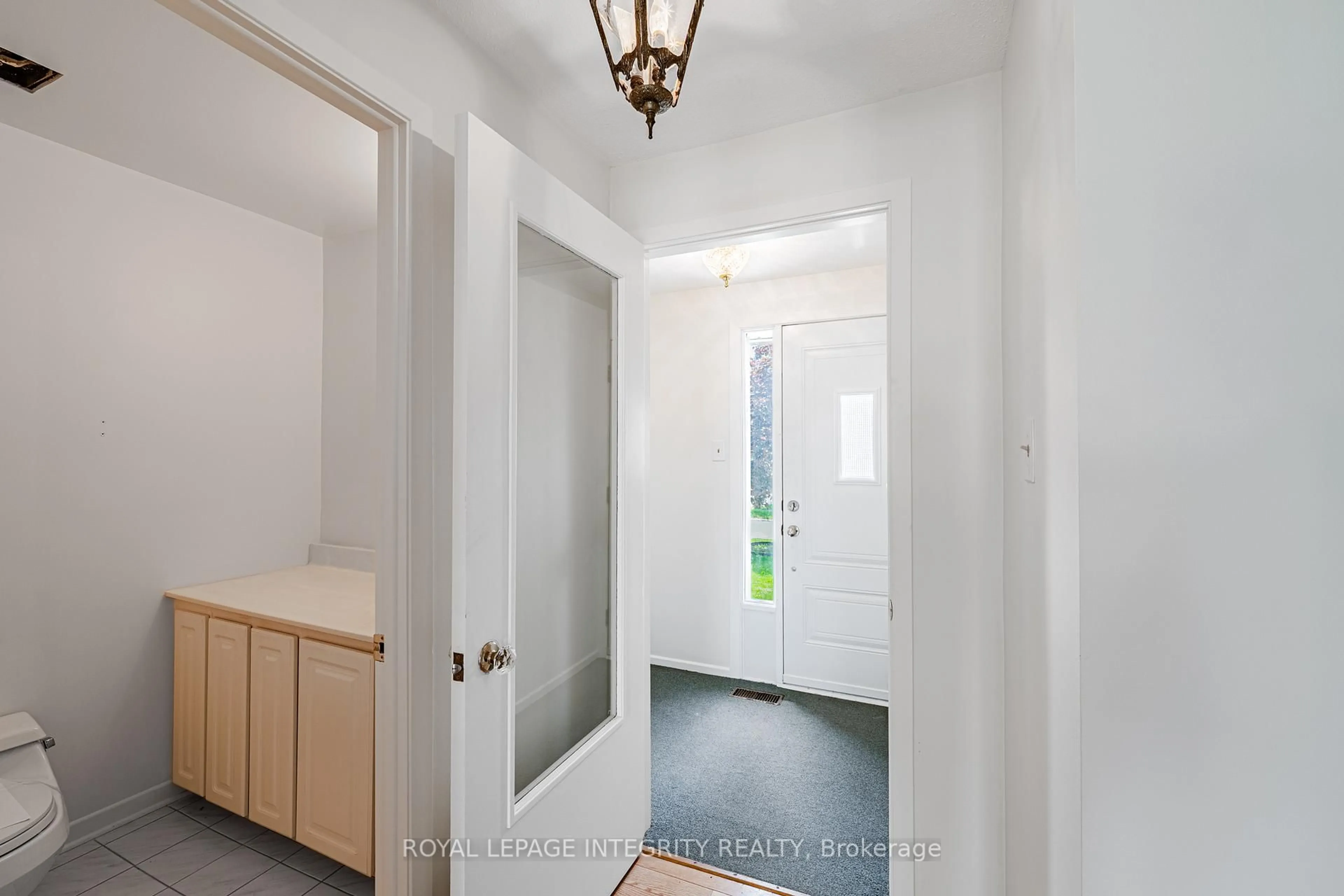 Indoor entryway for 32C Benlea Dr, Ottawa Ontario K2G 4A8