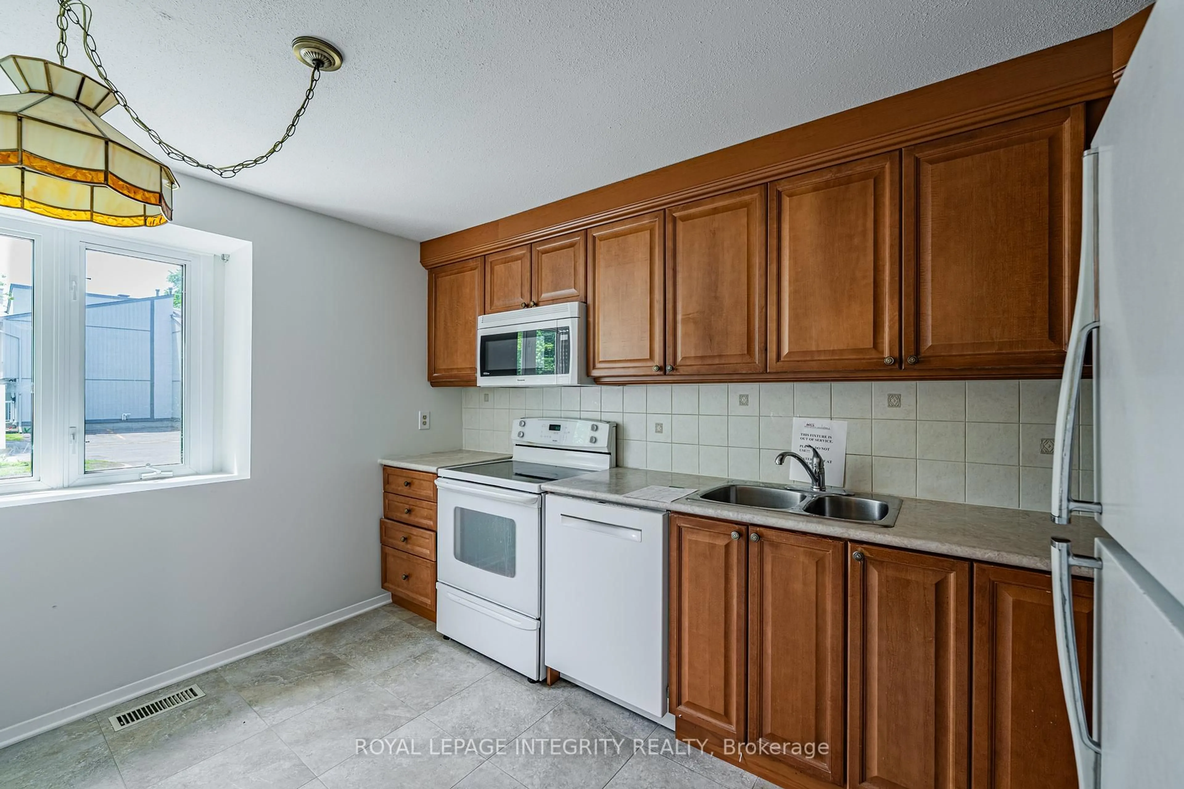 Standard kitchen, unknown for 32C Benlea Dr, Ottawa Ontario K2G 4A8