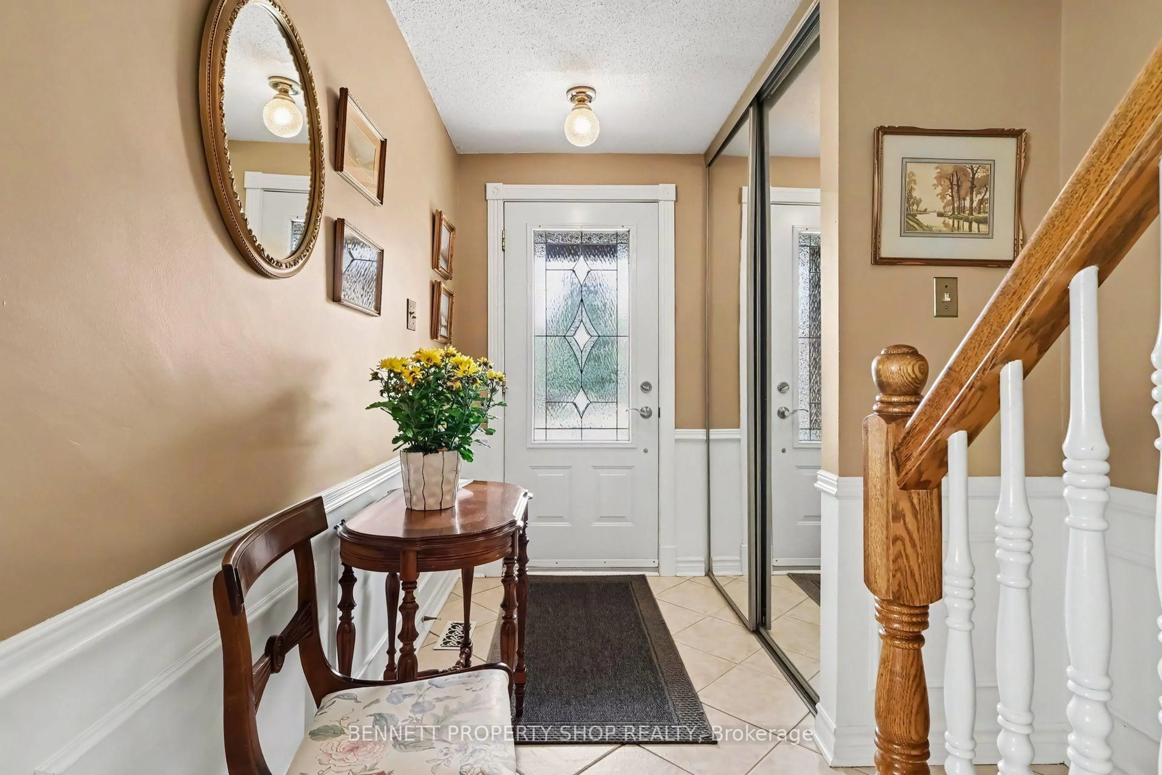 Indoor entryway for 44 Farm Gate Cres, Ottawa Ontario K2E 7N7