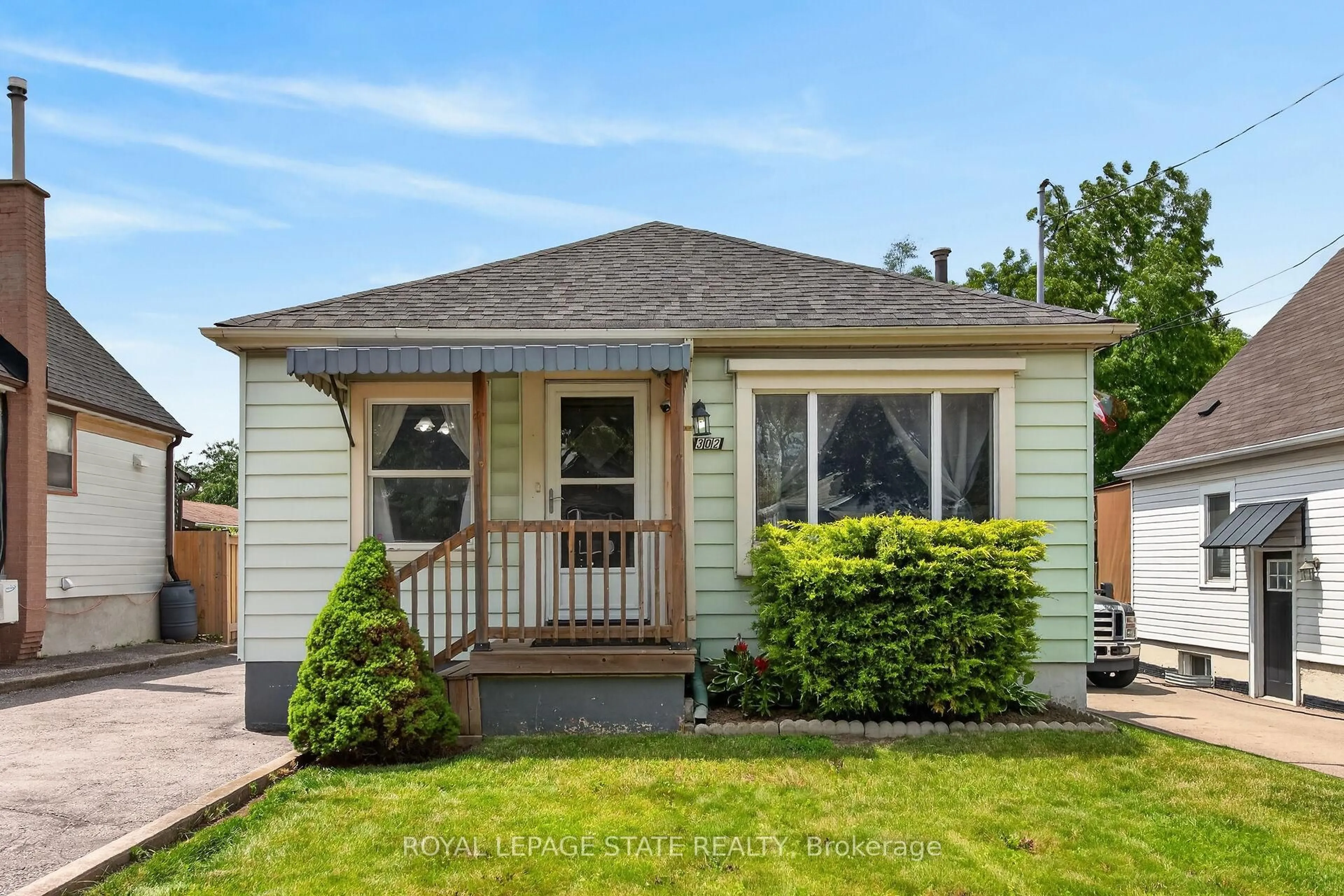 Home with vinyl exterior material, street for 302 East 28th St, Hamilton Ontario L8V 3J3