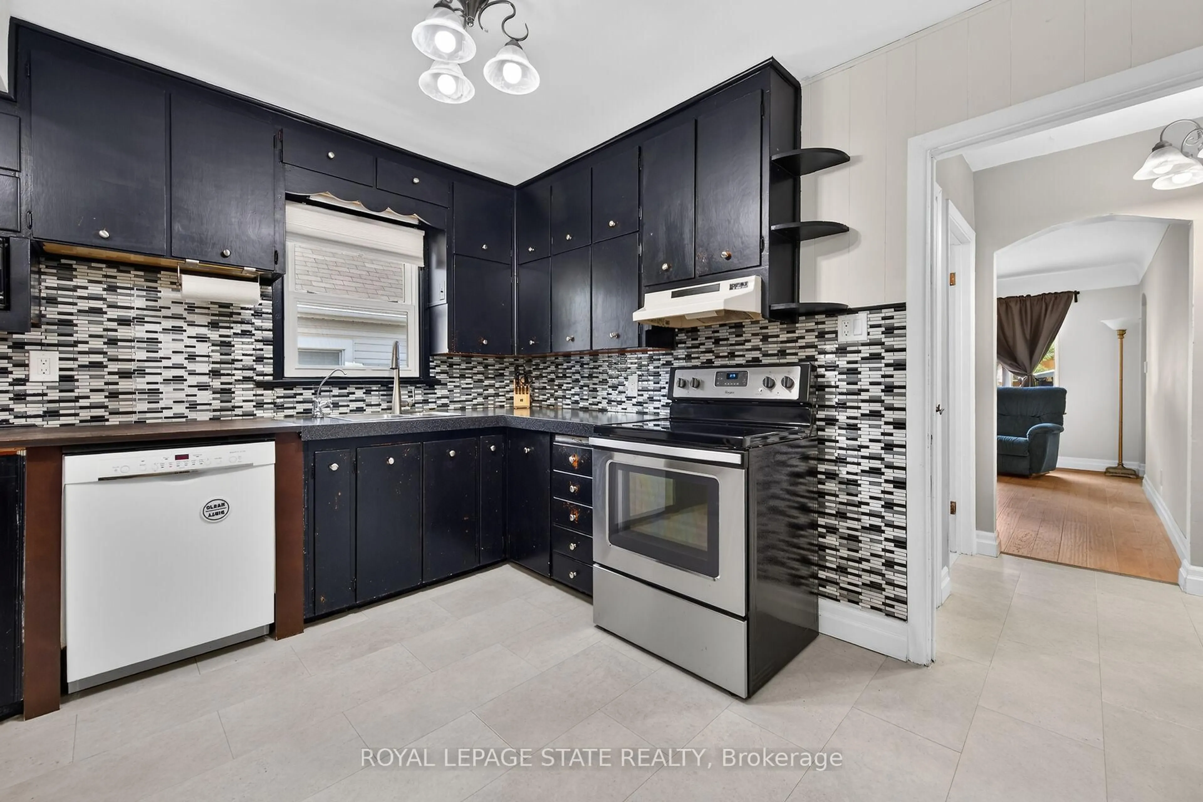 Unknown for 302 East 28th St, Hamilton Ontario L8V 3J3