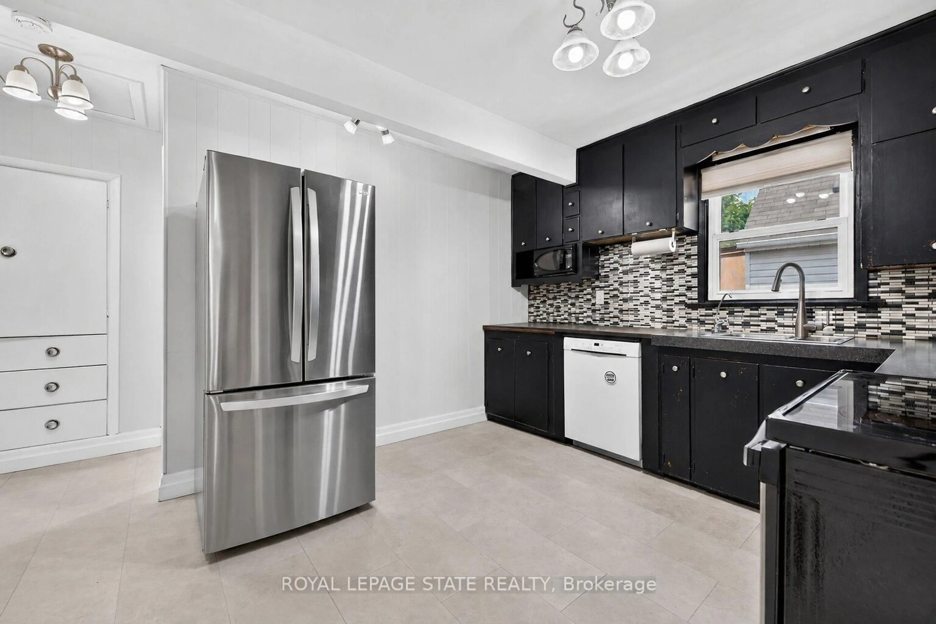 Unknown for 302 East 28th St, Hamilton Ontario L8V 3J3