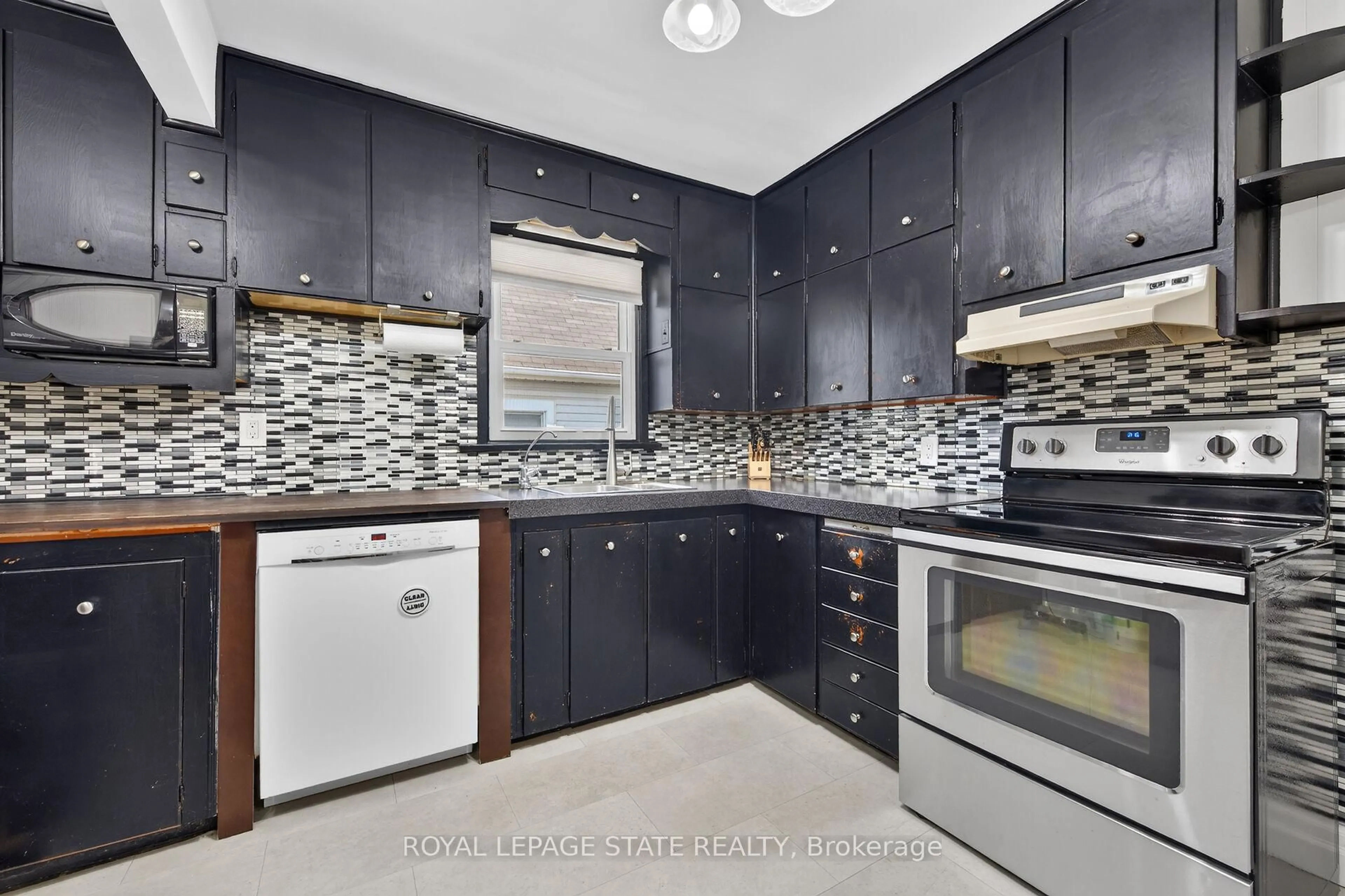 Unknown for 302 East 28th St, Hamilton Ontario L8V 3J3