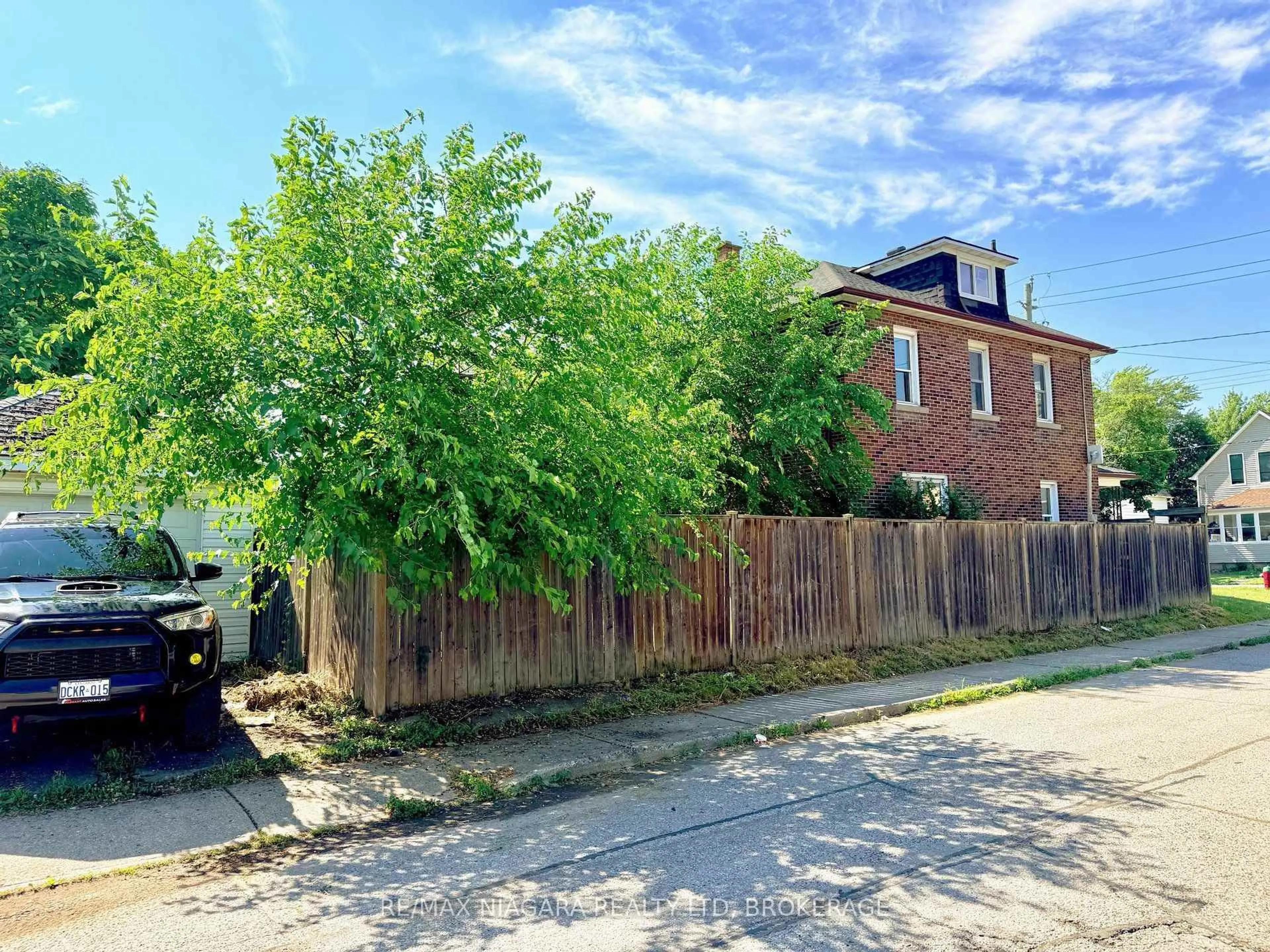 A pic from outside/outdoor area/front of a property/back of a property/a pic from drone, street for 93 State St, Welland Ontario L3B 4K6