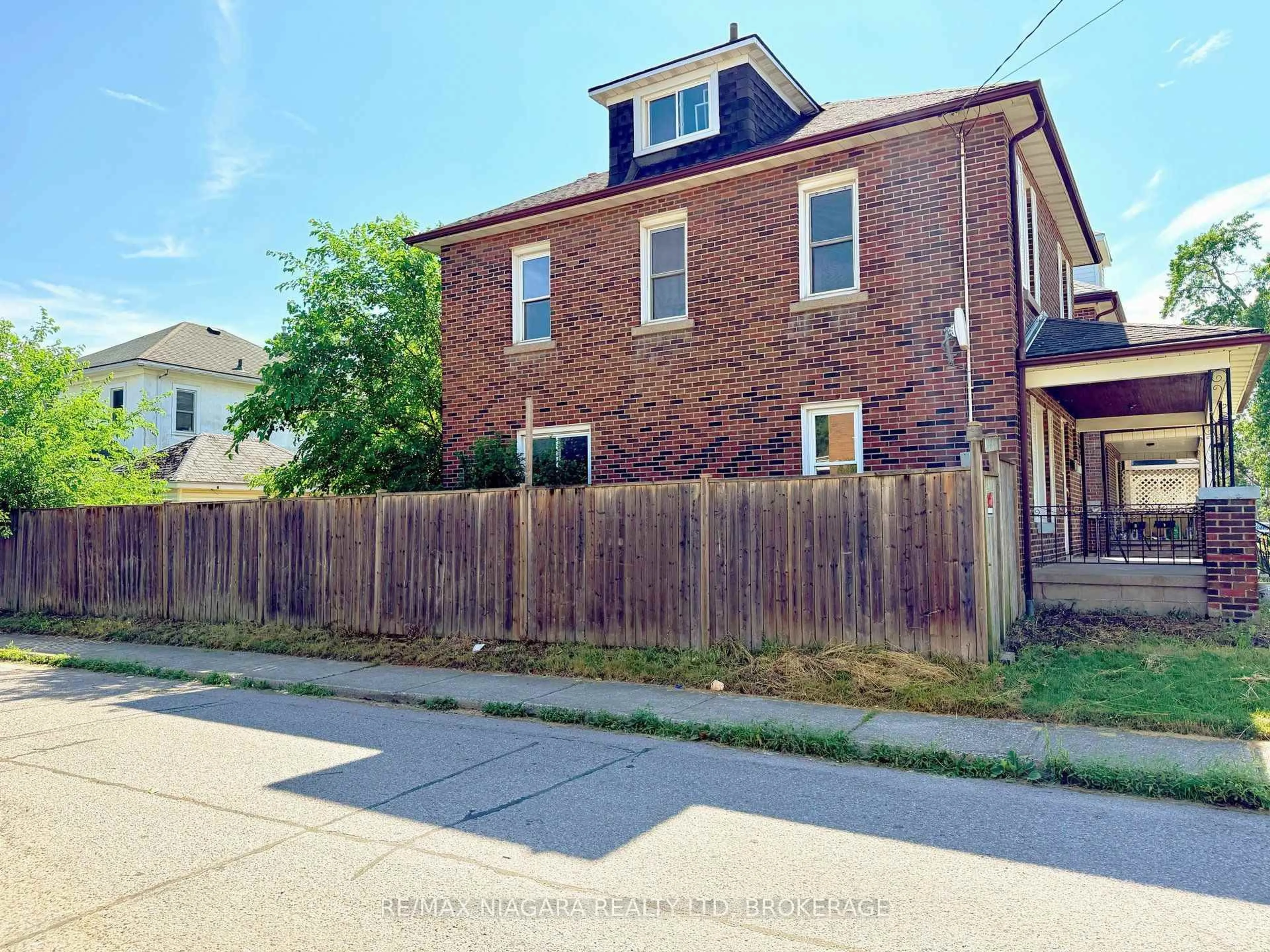 Home with brick exterior material, street for 93 State St, Welland Ontario L3B 4K6