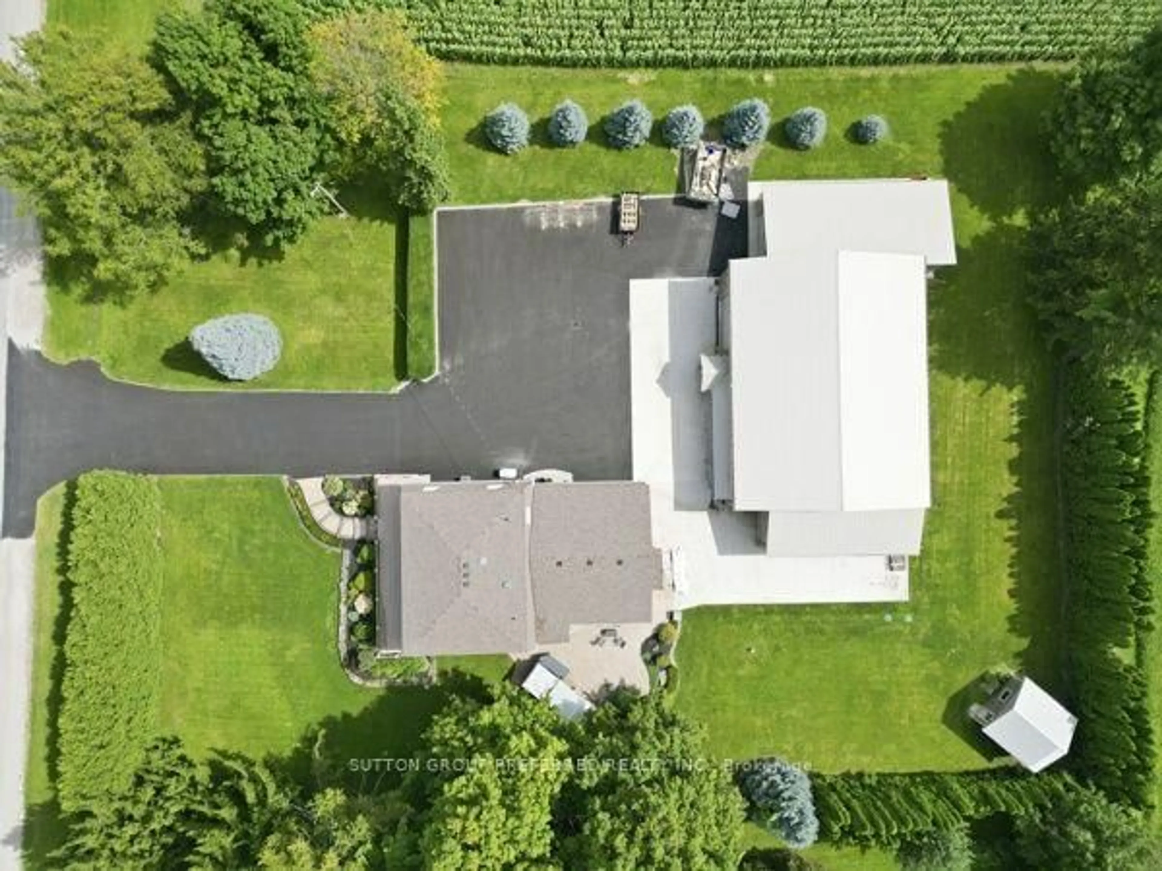 A pic from outside/outdoor area/front of a property/back of a property/a pic from drone, street for 1797 Glanworth Dr, London South Ontario N6N 1H2
