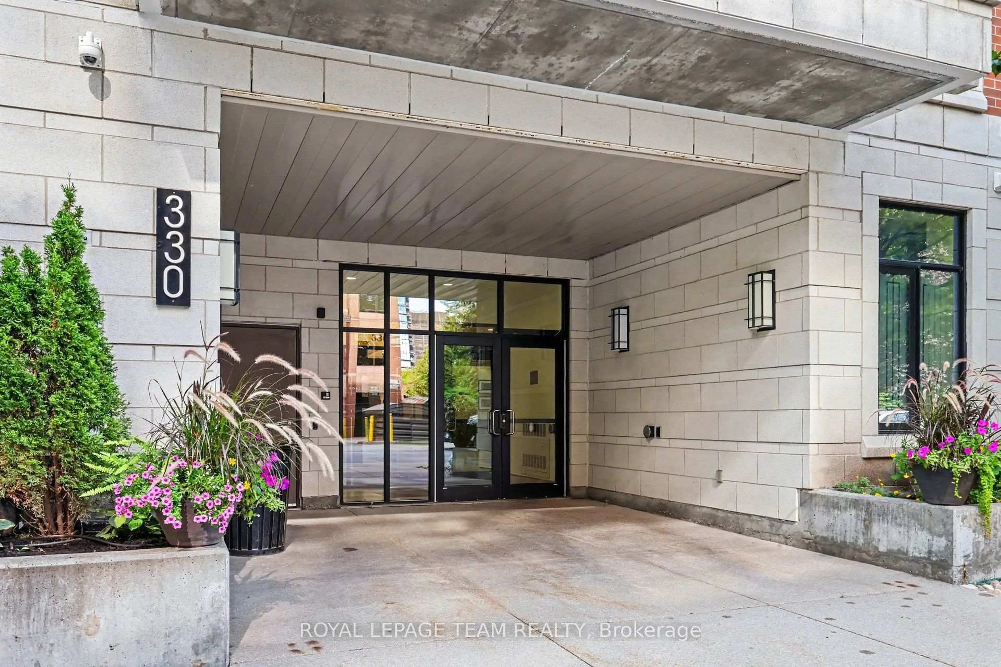 Indoor foyer for 330 Loretta Ave #405, Ottawa Ontario K1S 4E8