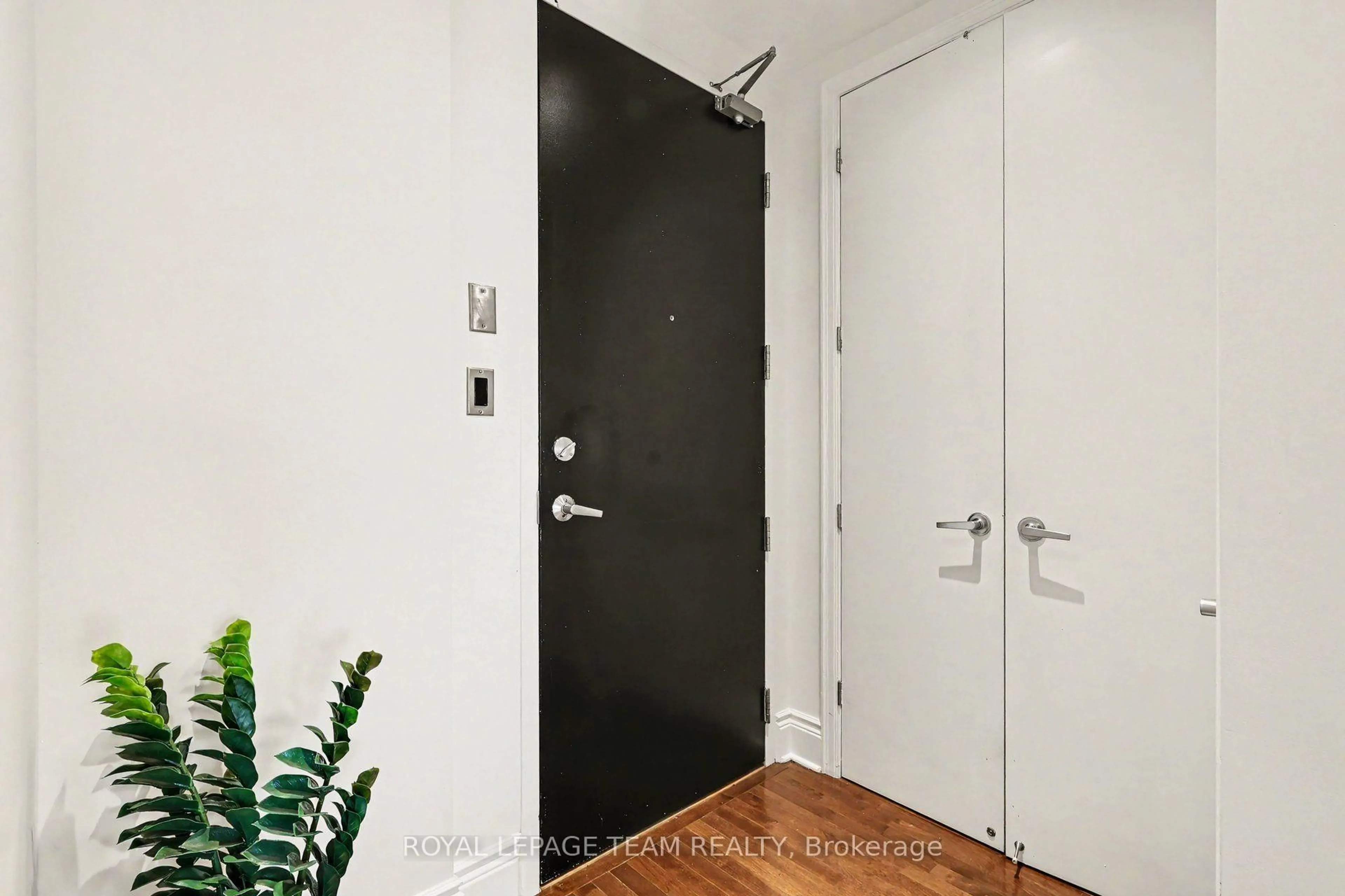 Indoor entryway for 330 Loretta Ave #405, Ottawa Ontario K1S 4E8