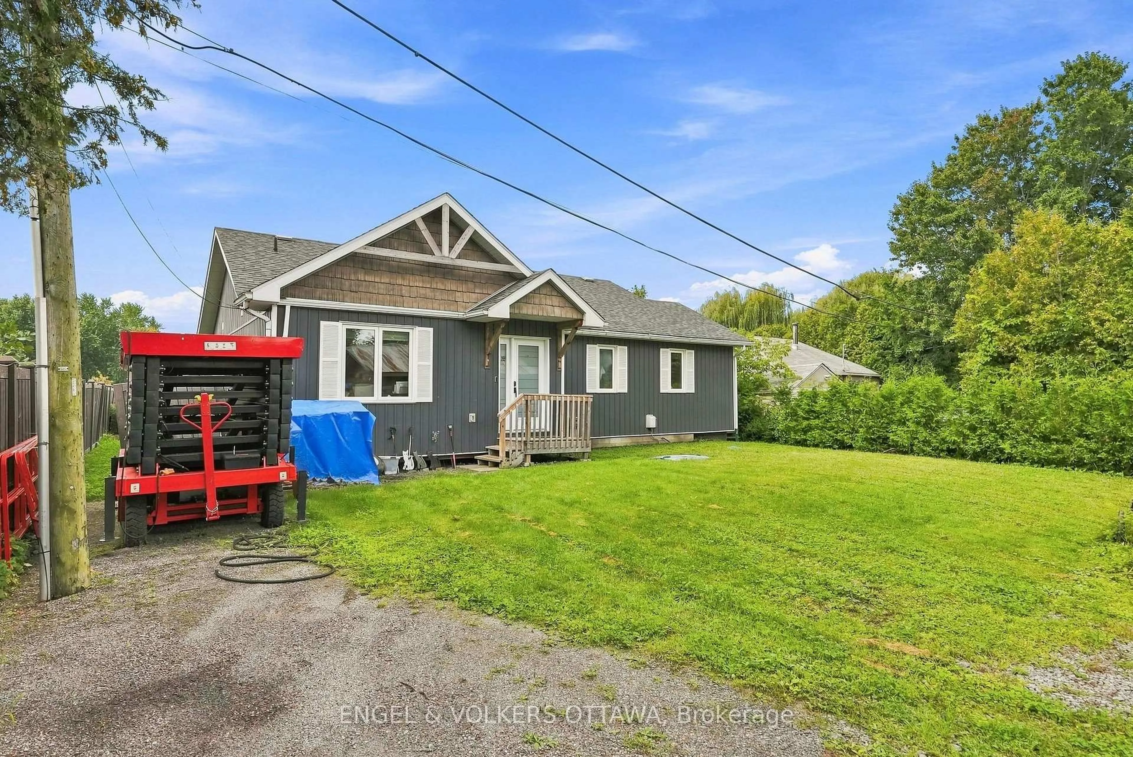 A pic from outside/outdoor area/front of a property/back of a property/a pic from drone, street for 1760B River Rd, Ottawa Ontario K4M 1B4