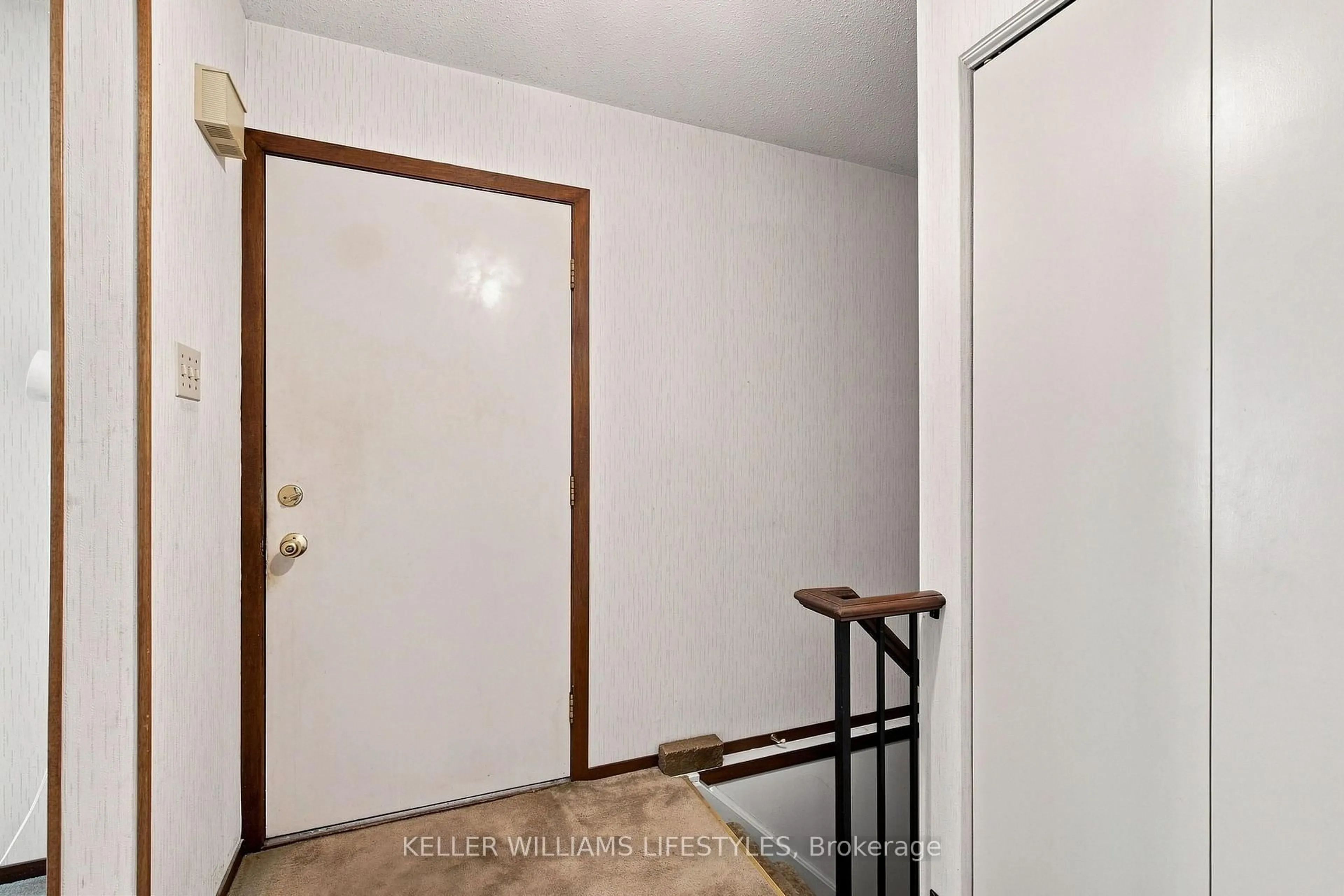 Indoor entryway for 1733 Aldersbrook Rd, London North Ontario N6G 3B7