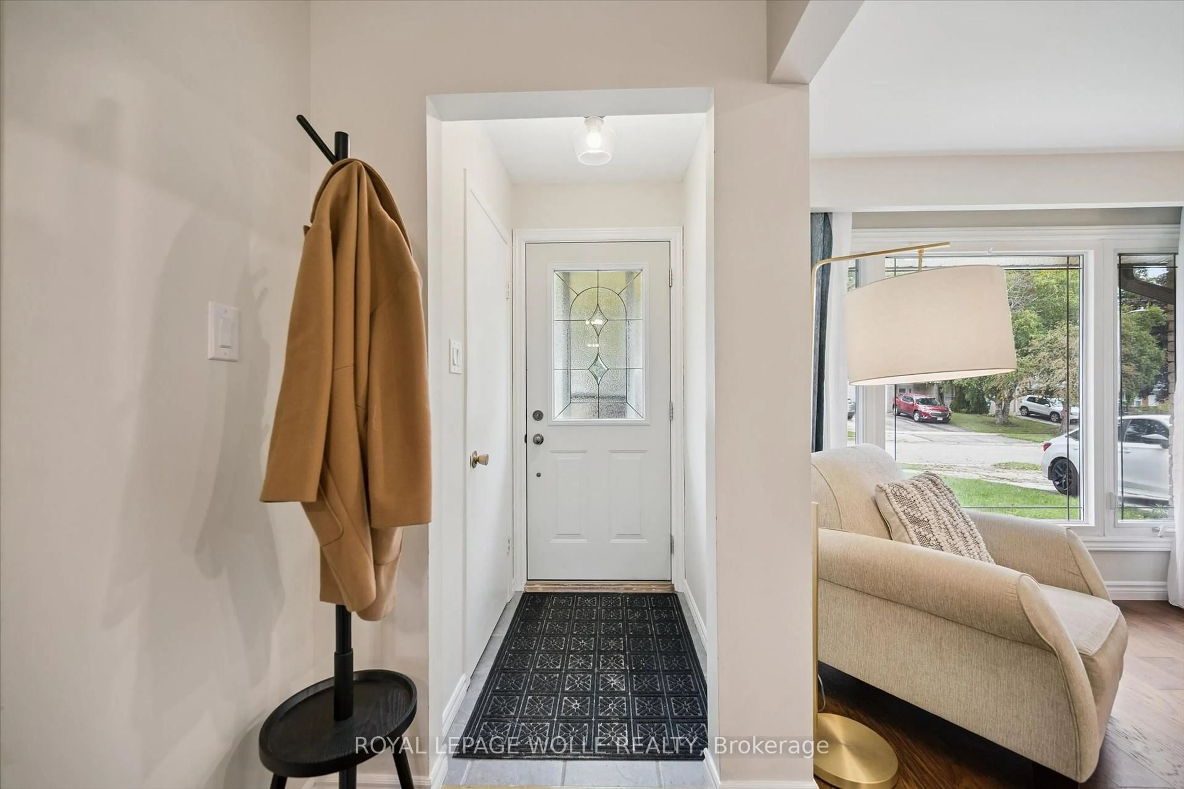 Indoor entryway for 37 Shadeland Cres, Kitchener Ontario N2M 2J1