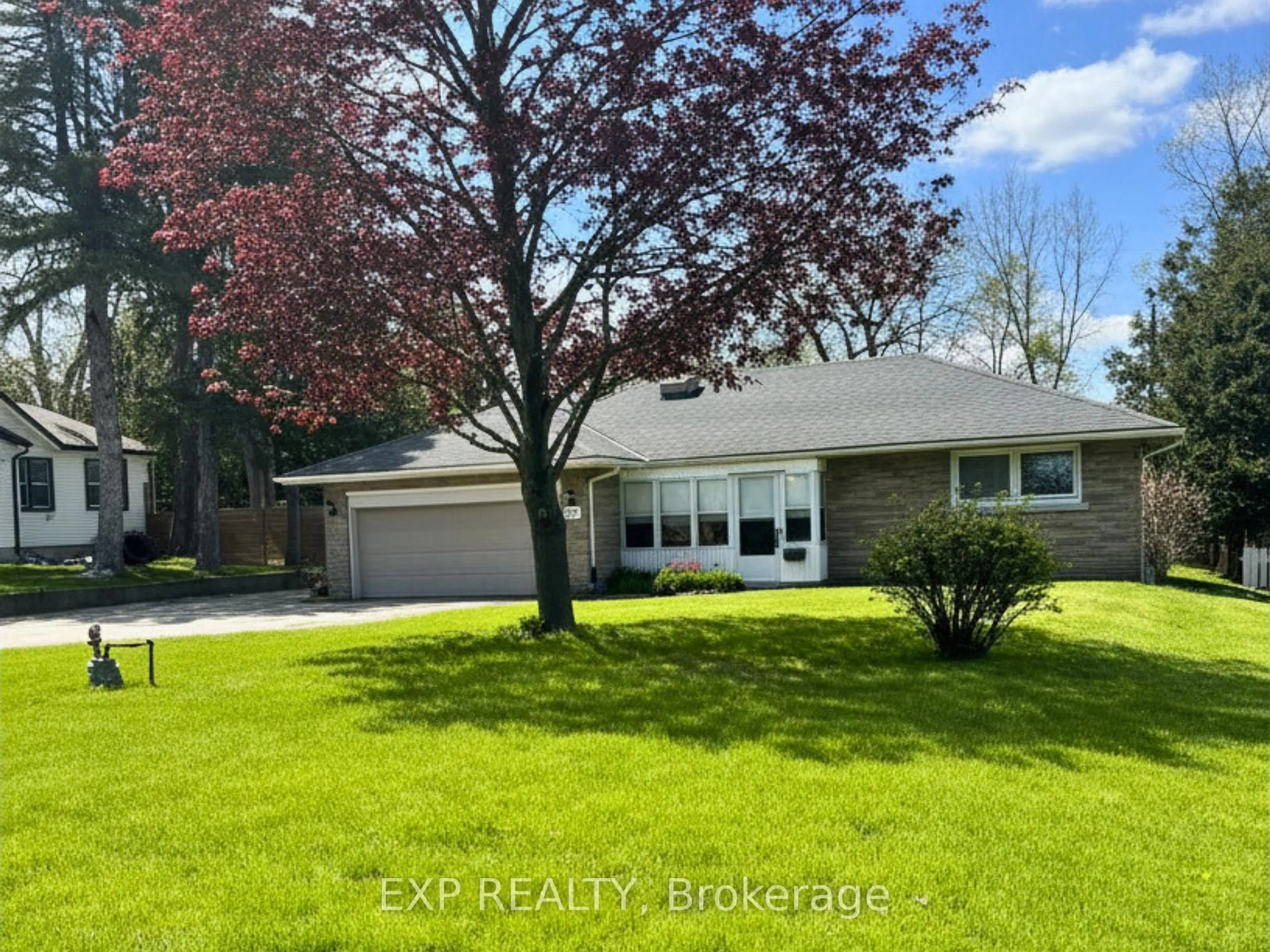 A pic from outside/outdoor area/front of a property/back of a property/a pic from drone, street for 517 Norfolk St, Norfolk Ontario N3Y 2X6