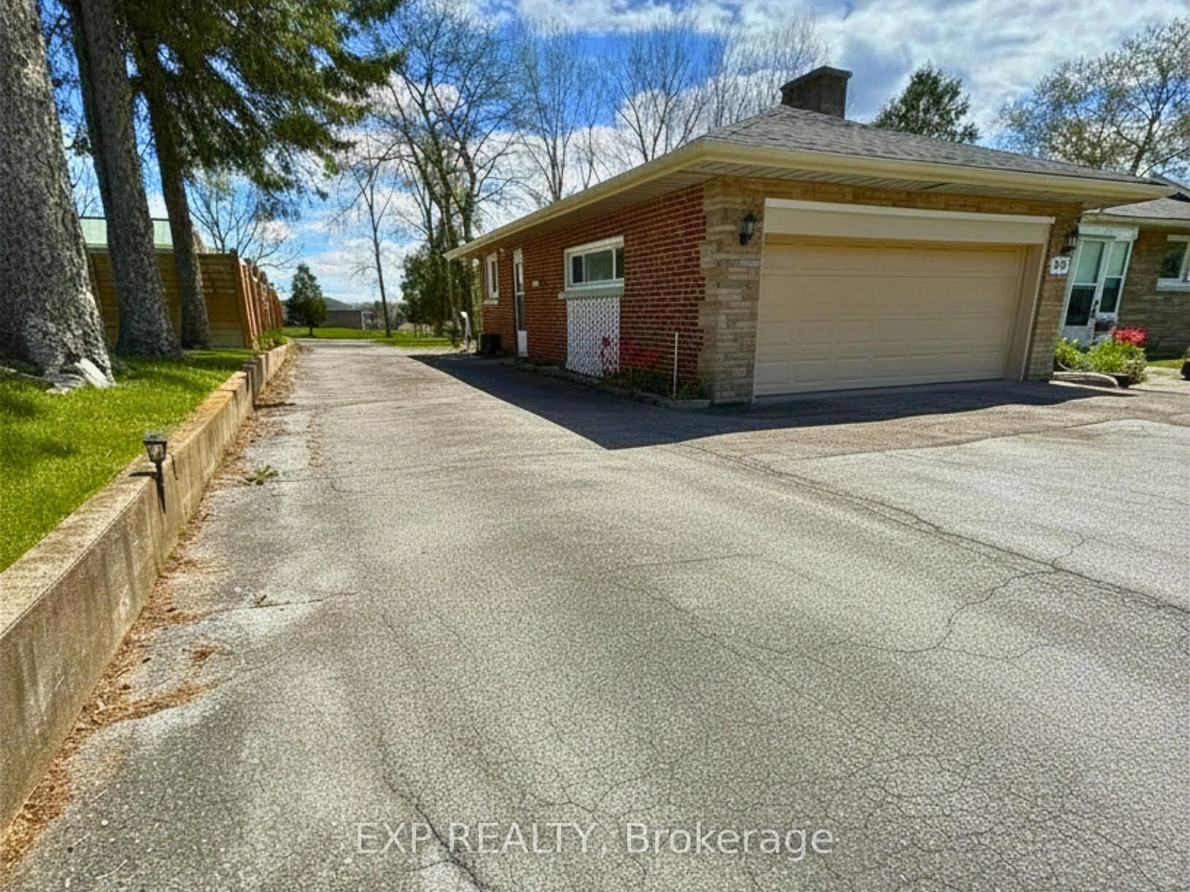 A pic from outside/outdoor area/front of a property/back of a property/a pic from drone, street for 517 Norfolk St, Norfolk Ontario N3Y 2X6