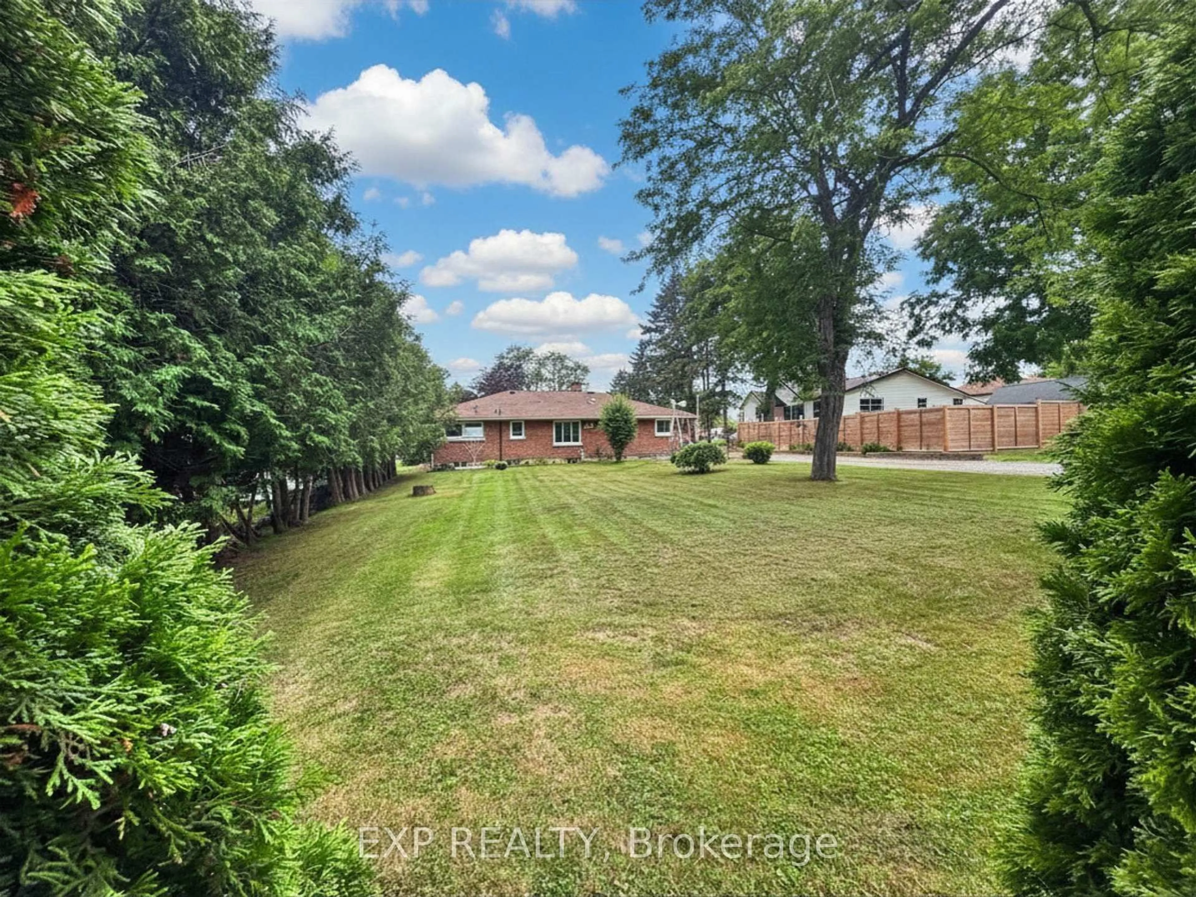 A pic from outside/outdoor area/front of a property/back of a property/a pic from drone, unknown for 517 Norfolk St, Norfolk Ontario N3Y 2X6