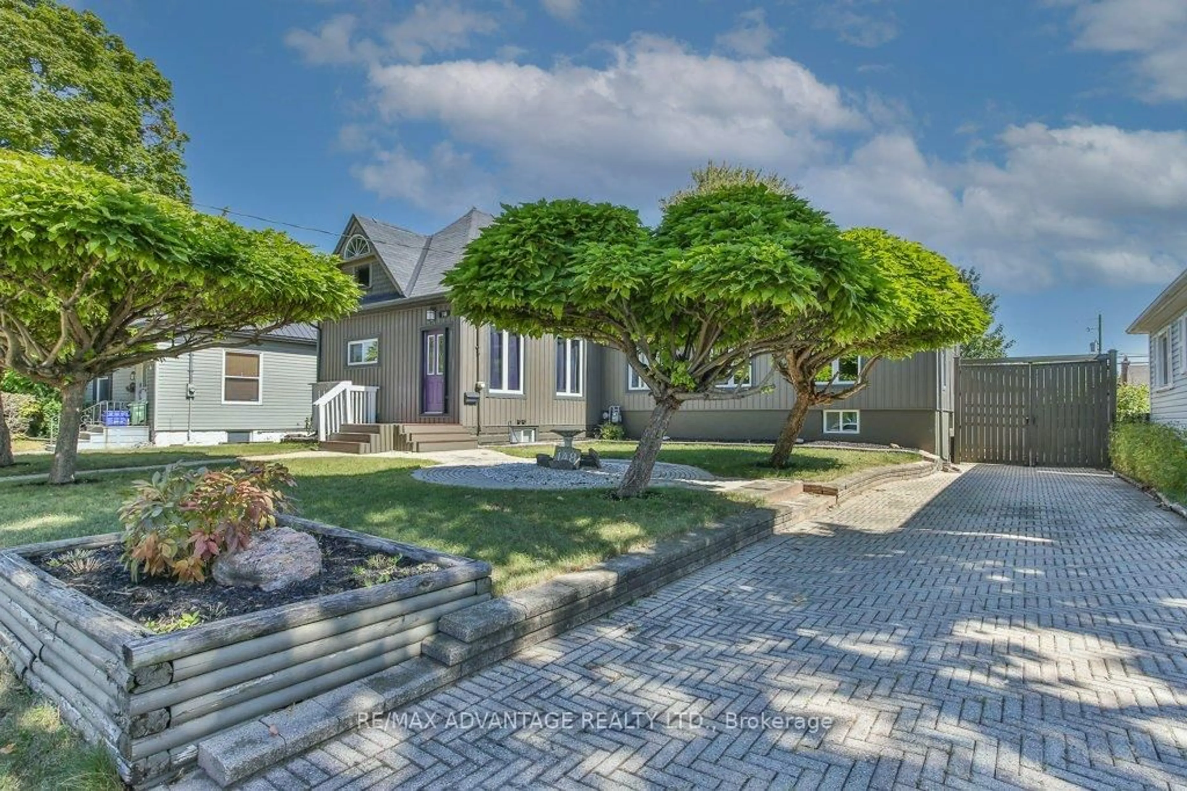 A pic from outside/outdoor area/front of a property/back of a property/a pic from drone, street for 148 Sanders St, London East Ontario N5Z 2S6