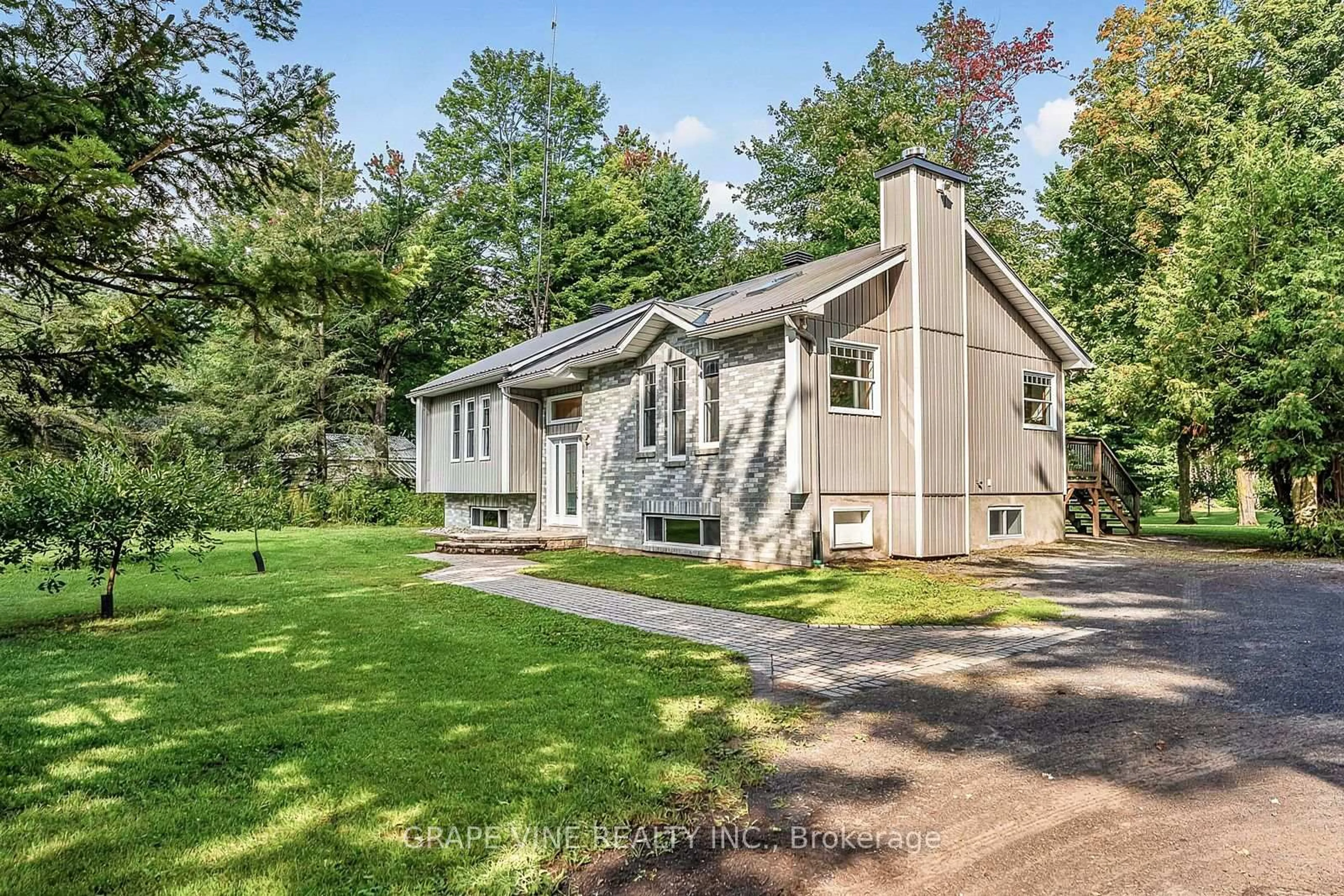 Home with vinyl exterior material, unknown for 1951 Concession 7 Rd, Alfred and Plantagenet Ontario K0B 1C0