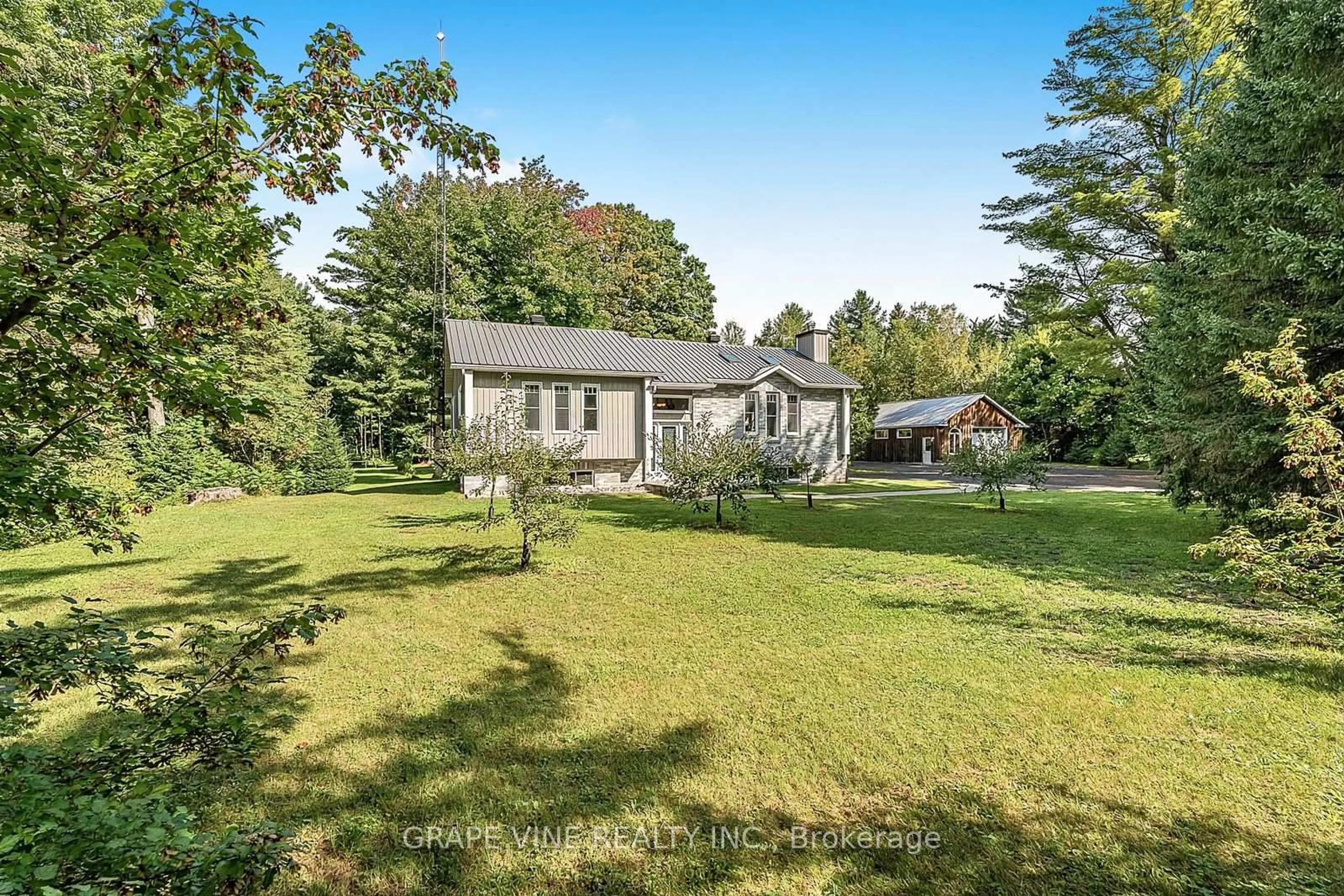 A pic from outside/outdoor area/front of a property/back of a property/a pic from drone, unknown for 1951 Concession 7 Rd, Alfred and Plantagenet Ontario K0B 1C0