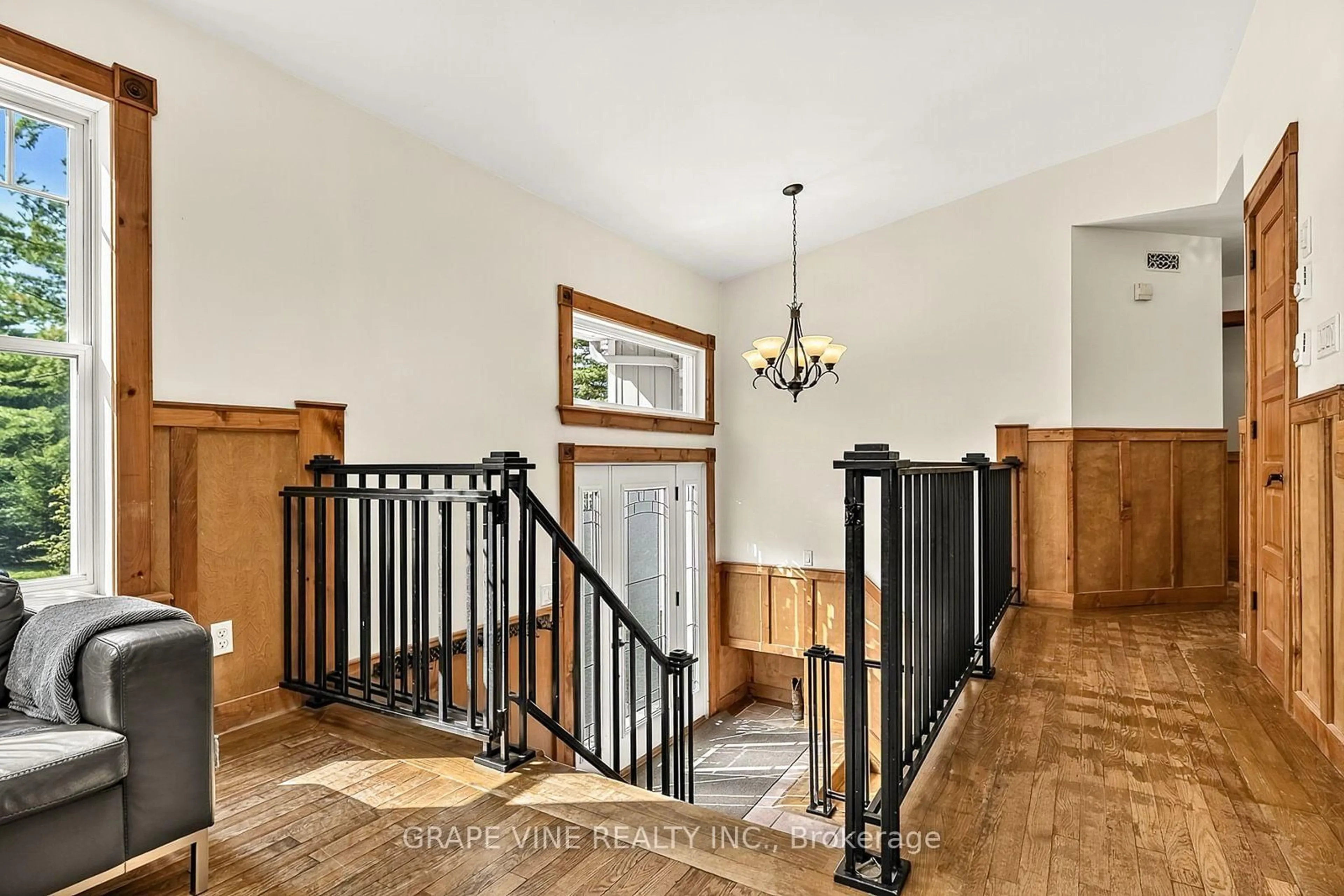 Indoor foyer for 1951 Concession 7 Rd, Alfred and Plantagenet Ontario K0B 1C0