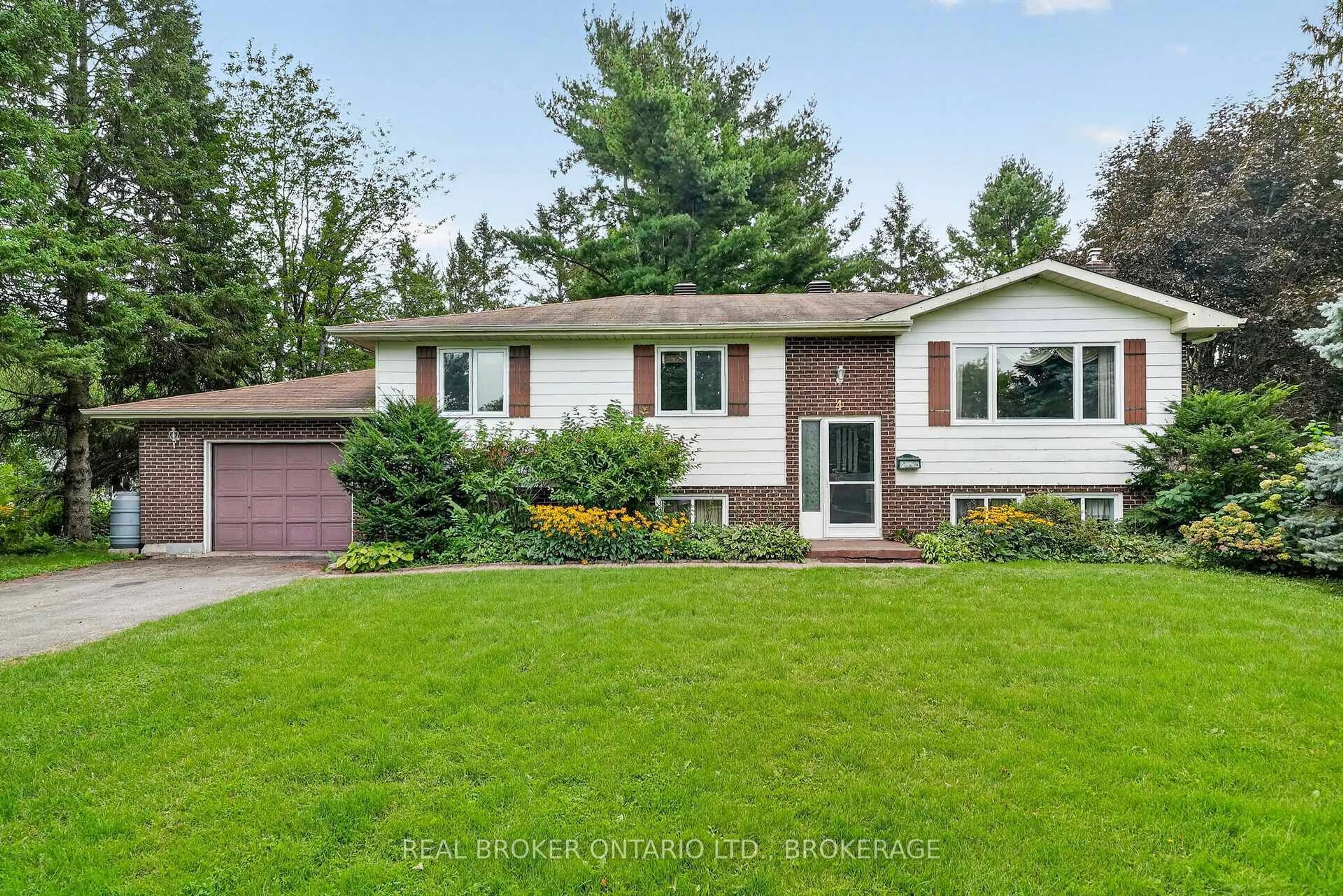 Home with vinyl exterior material, street for 4 Loyalist Cres, South Stormont Ontario K0C 1M0