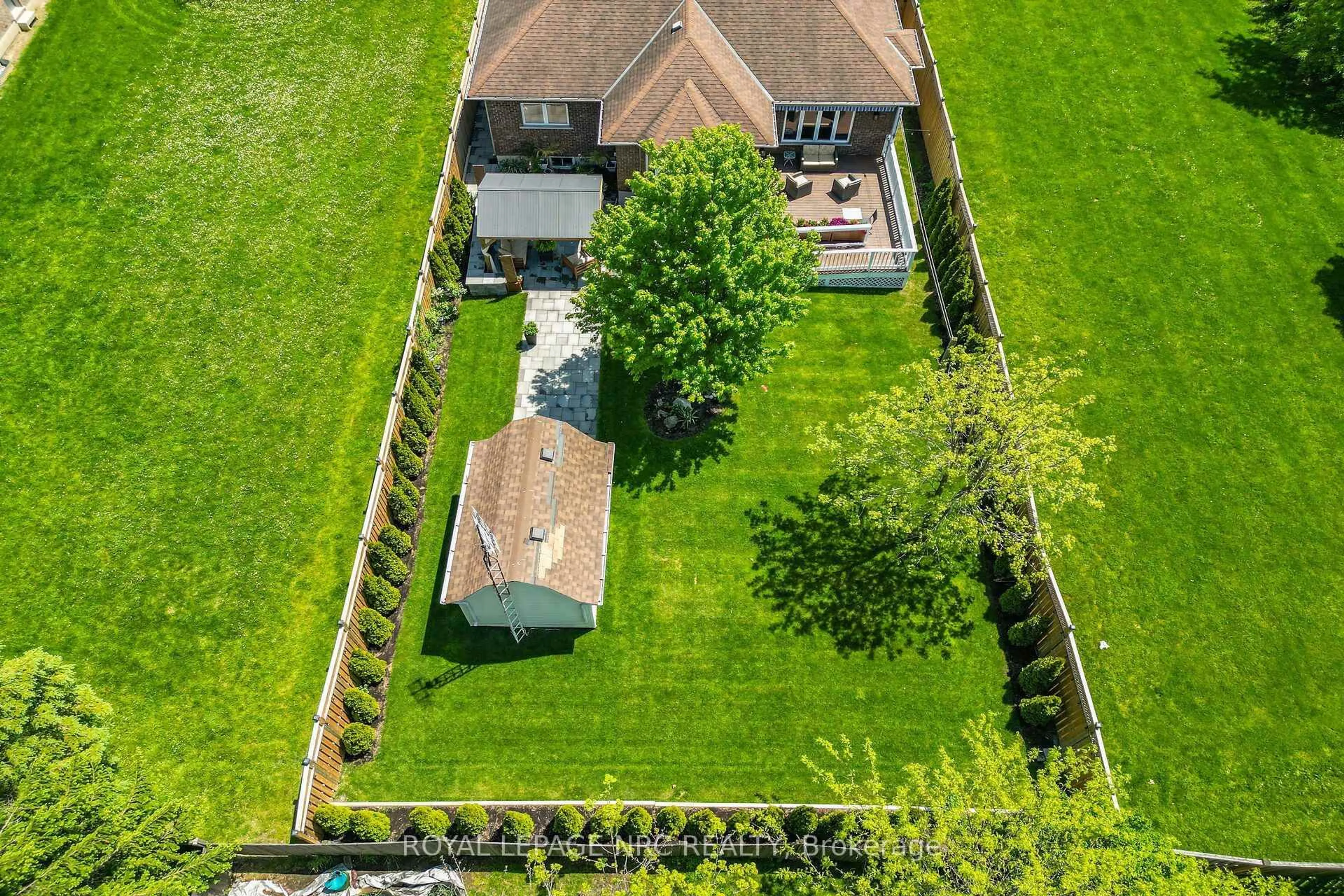 A pic from outside/outdoor area/front of a property/back of a property/a pic from drone, street for 353 Station St, West Lincoln Ontario L0R 2A0