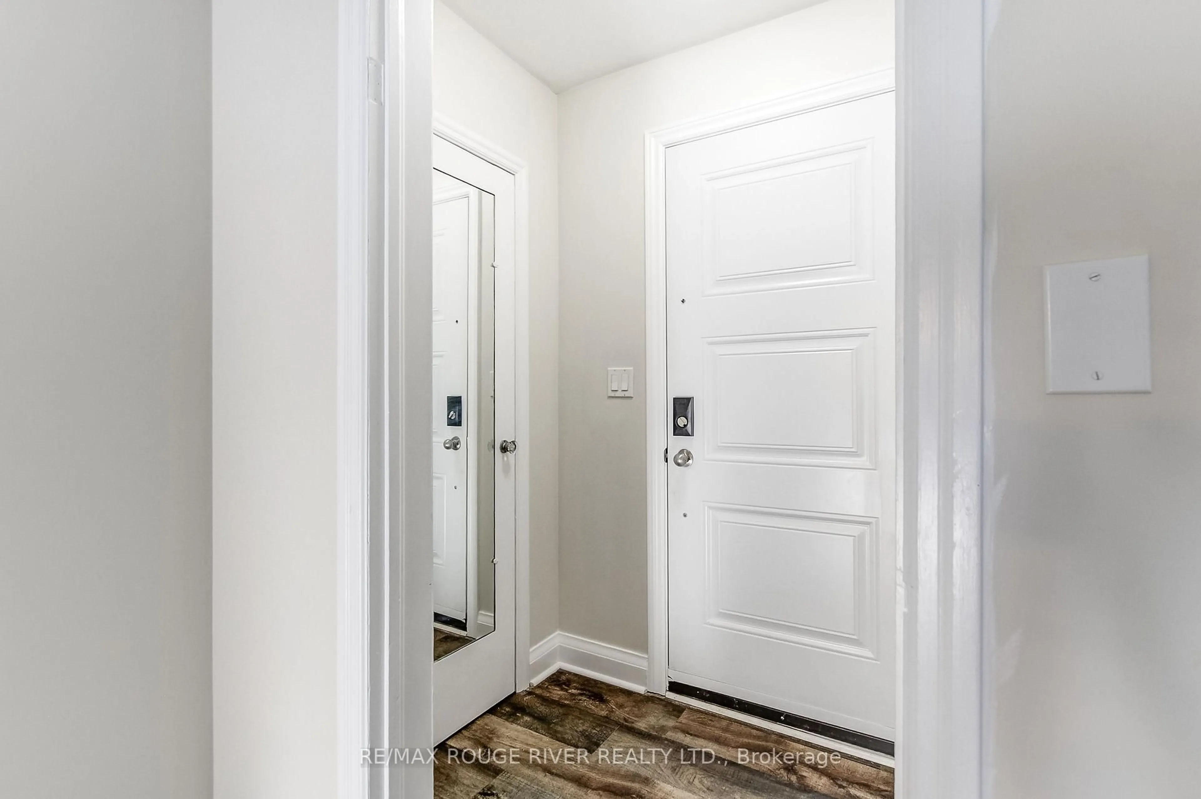 Indoor entryway for 141 Haig St, St. Catharines Ontario L2R 7G8
