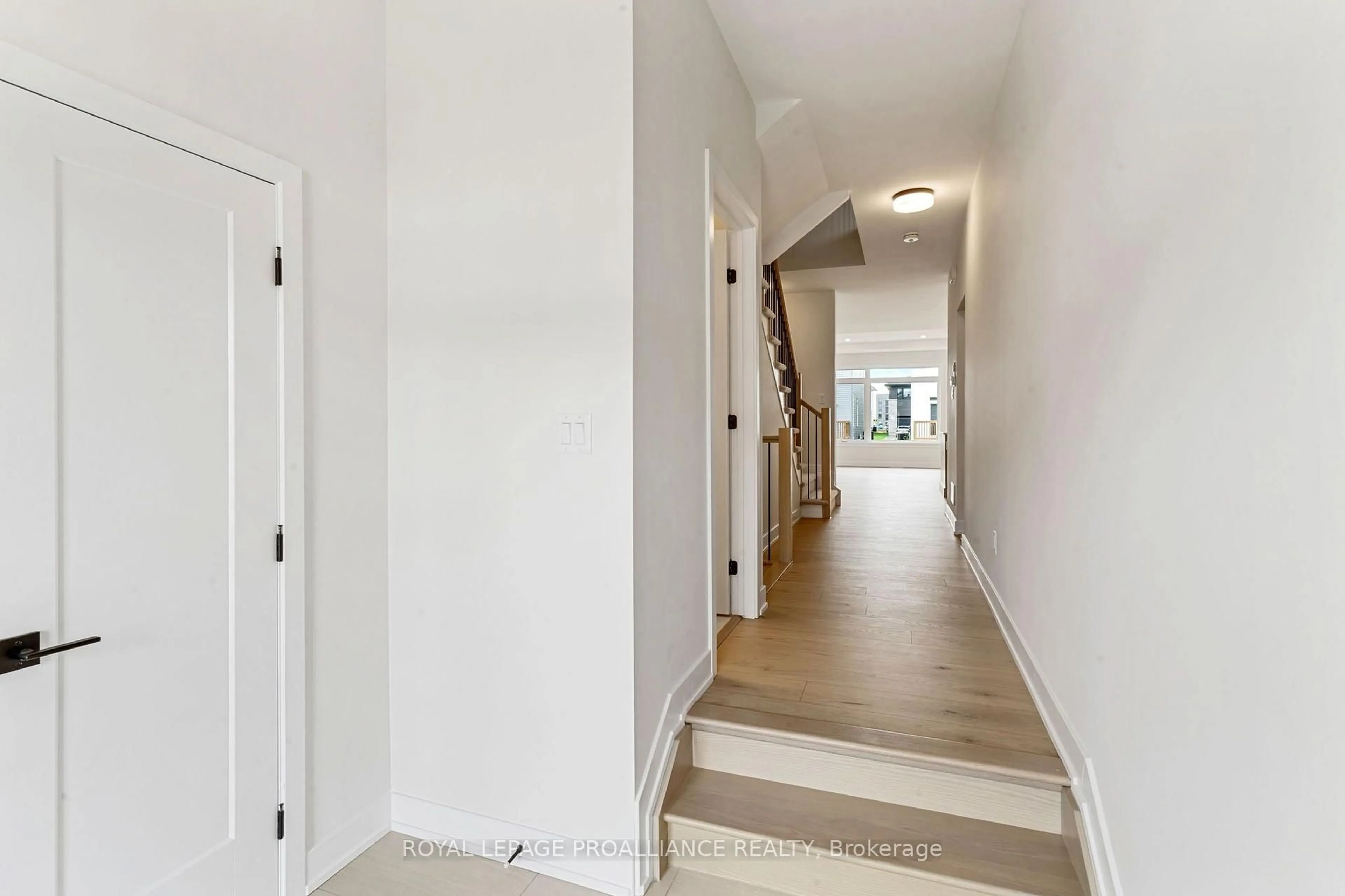 Indoor foyer for 1169 Moore St, Brockville Ontario K6V 0H1