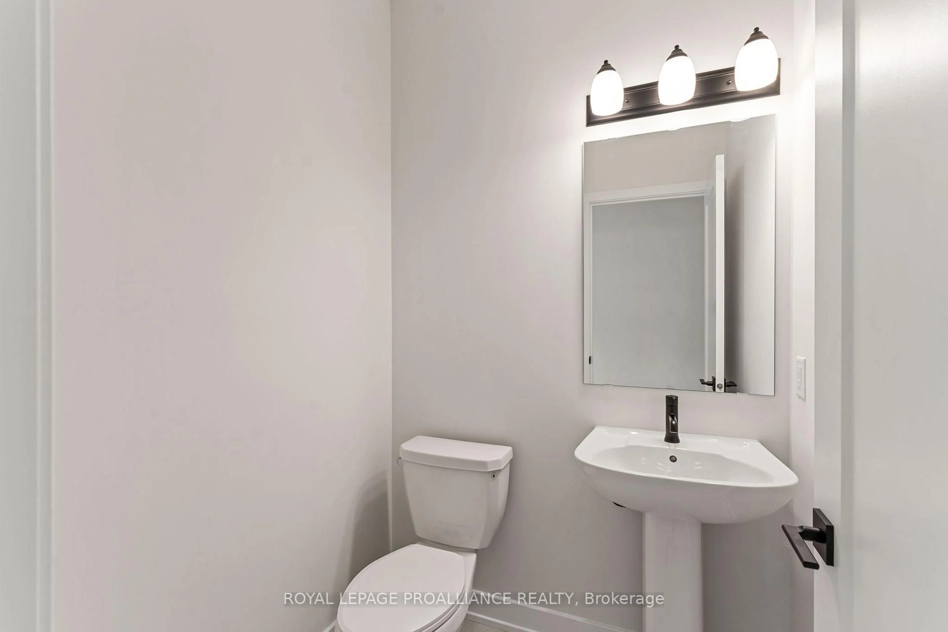 Standard bathroom, unknown for 1169 Moore St, Brockville Ontario K6V 0H1