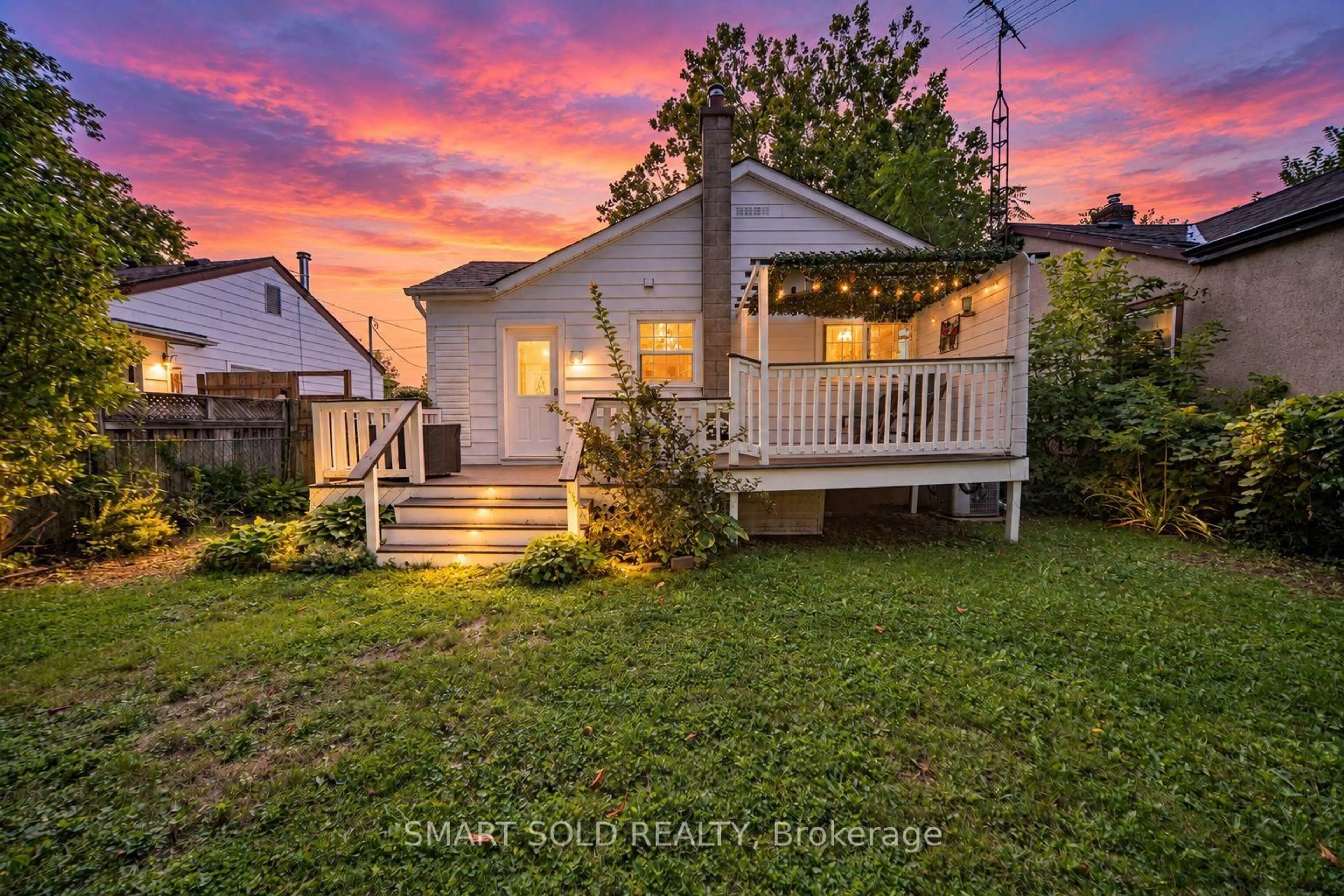 A pic from outside/outdoor area/front of a property/back of a property/a pic from drone, street for 7 Elmwood Ave, St. Catharines Ontario L2R 2T5