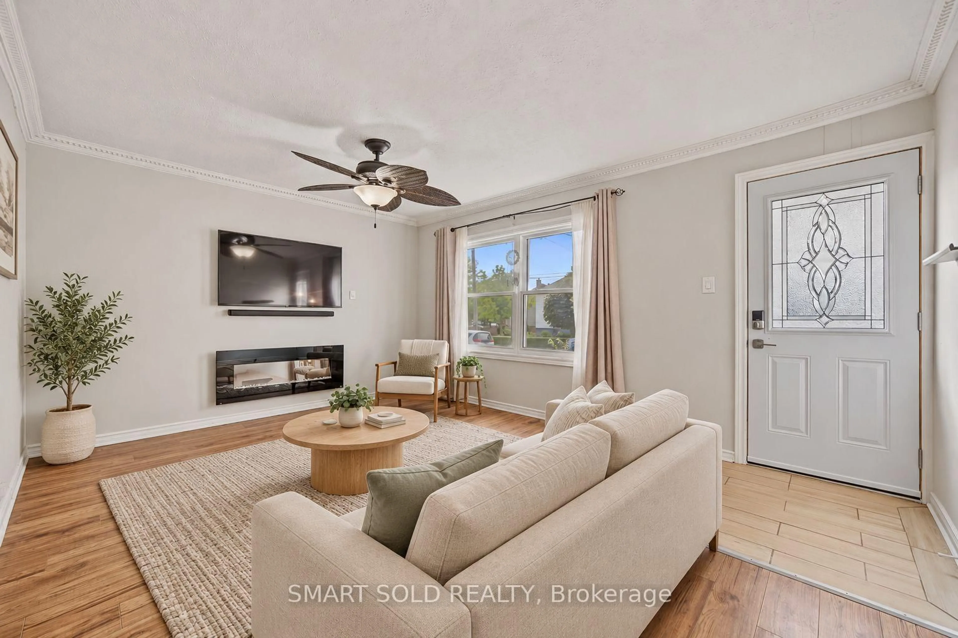 Living room with furniture, unknown for 7 Elmwood Ave, St. Catharines Ontario L2R 2T5