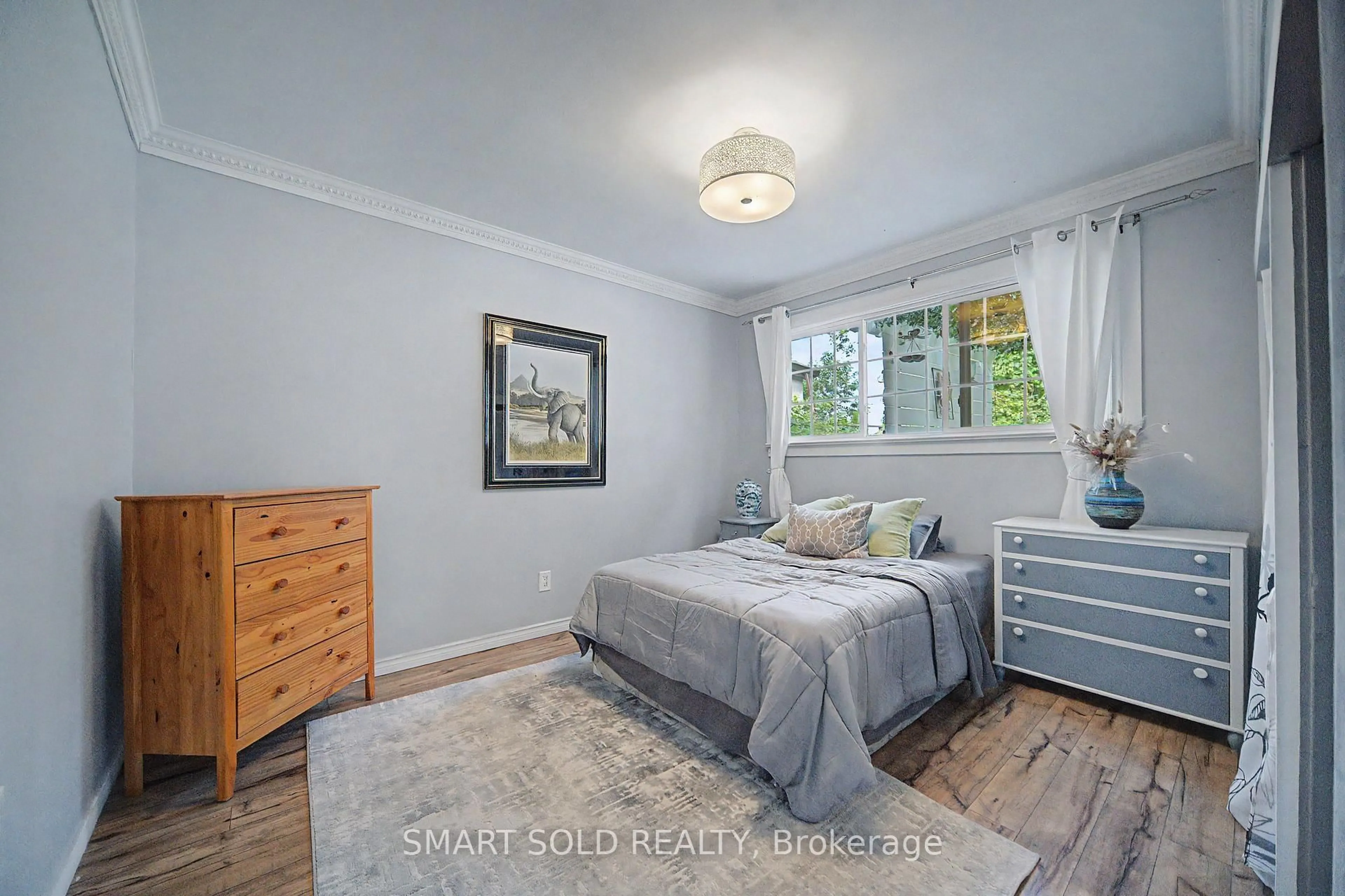 Bedroom with bed, unknown for 7 Elmwood Ave, St. Catharines Ontario L2R 2T5