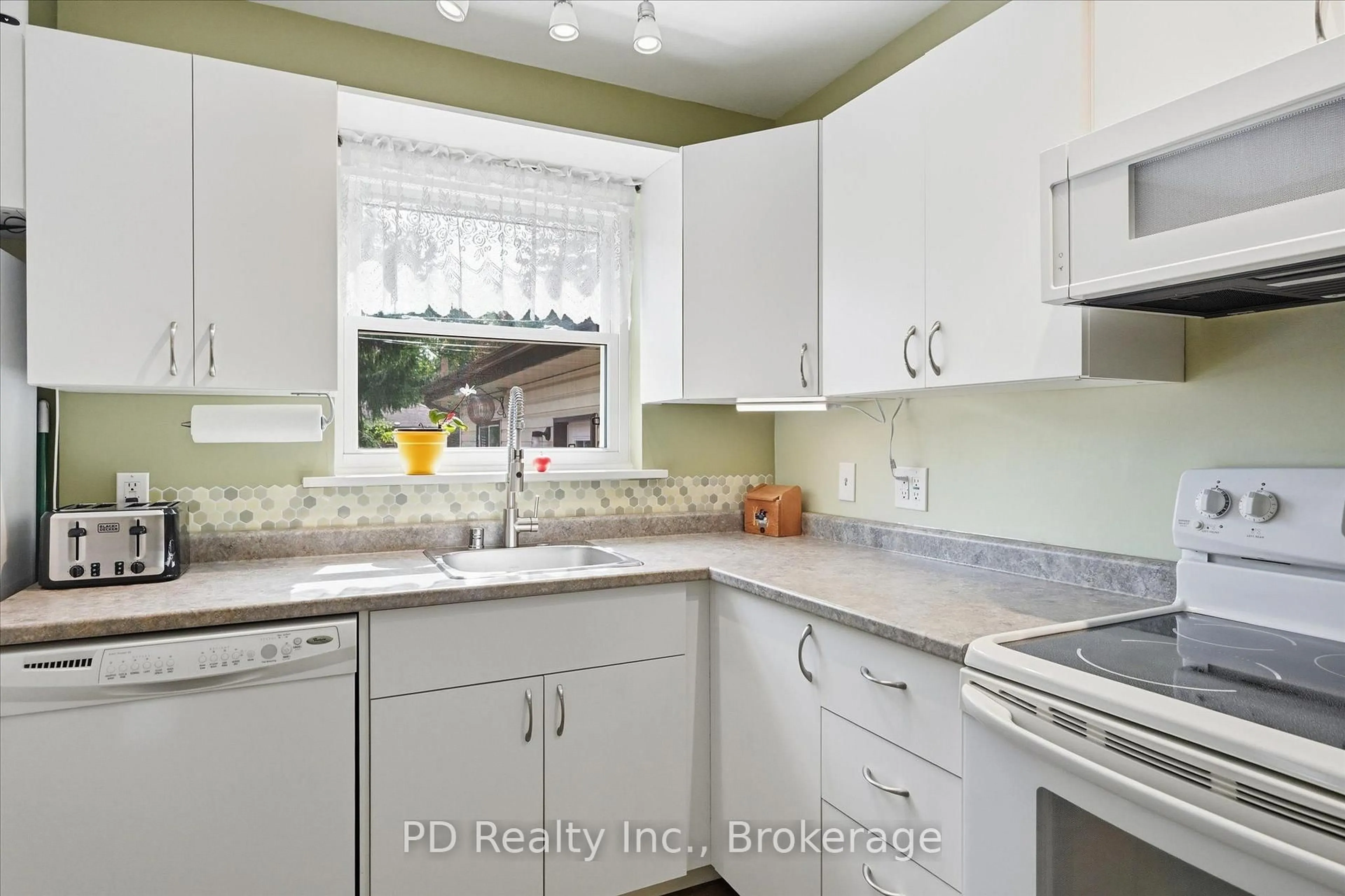 Standard kitchen, ceramic/tile floor for 113 Short Ave, Kawartha Lakes Ontario K9V 1J7