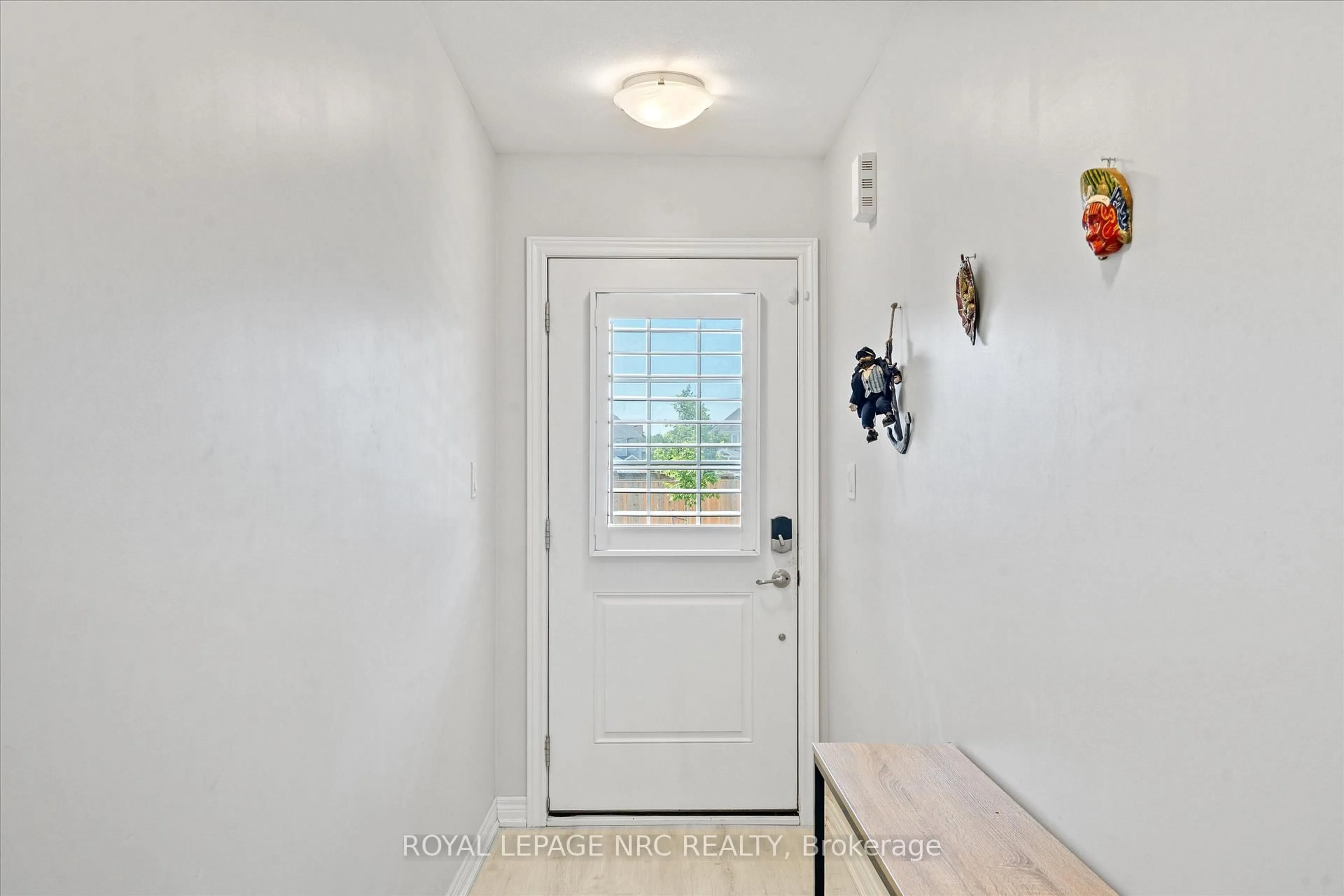 Indoor entryway for 141 Acacia Rd, Pelham Ontario L3E 0A9