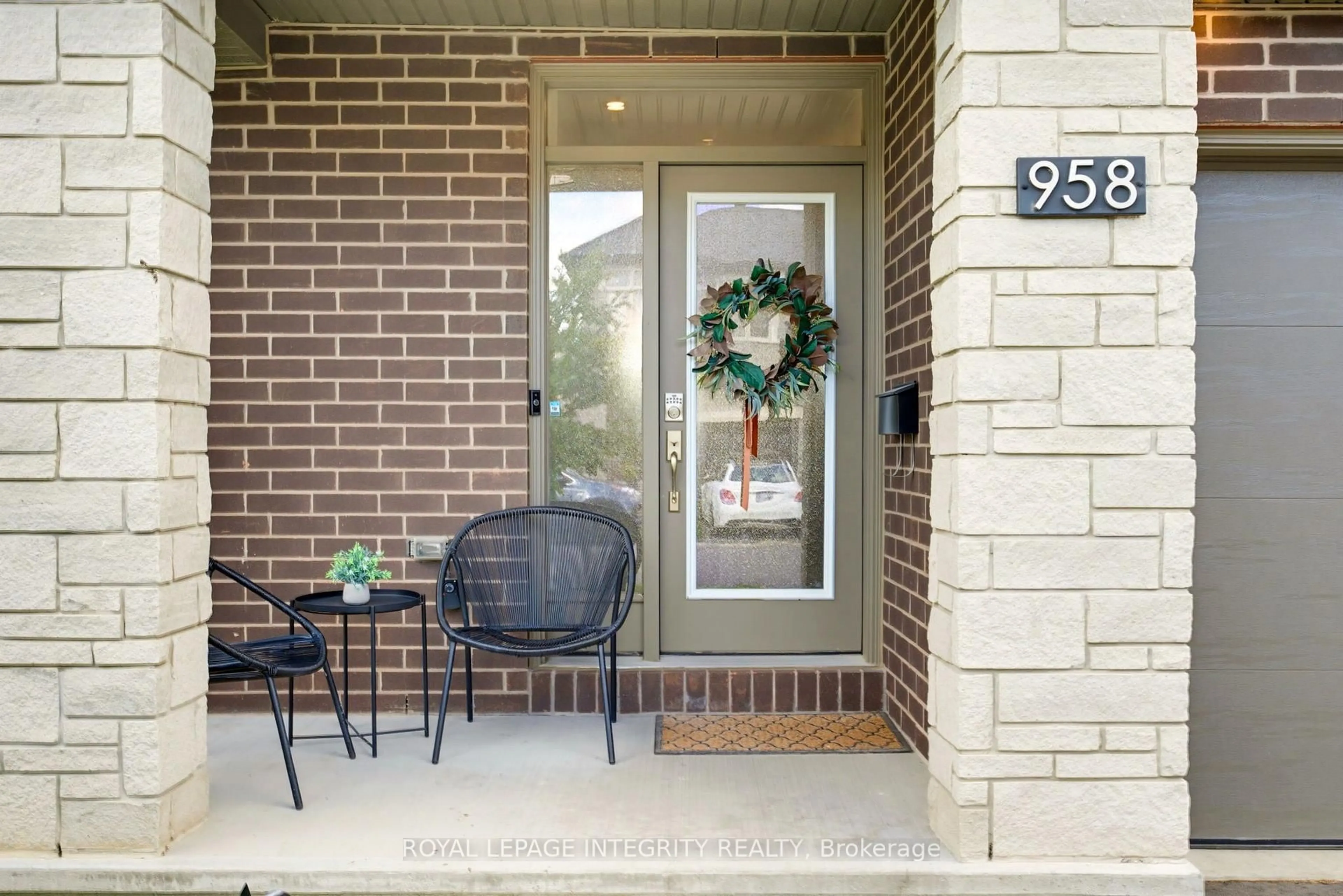 Indoor entryway for 958 Omagaki Way, Ottawa Ontario K1X 0J3