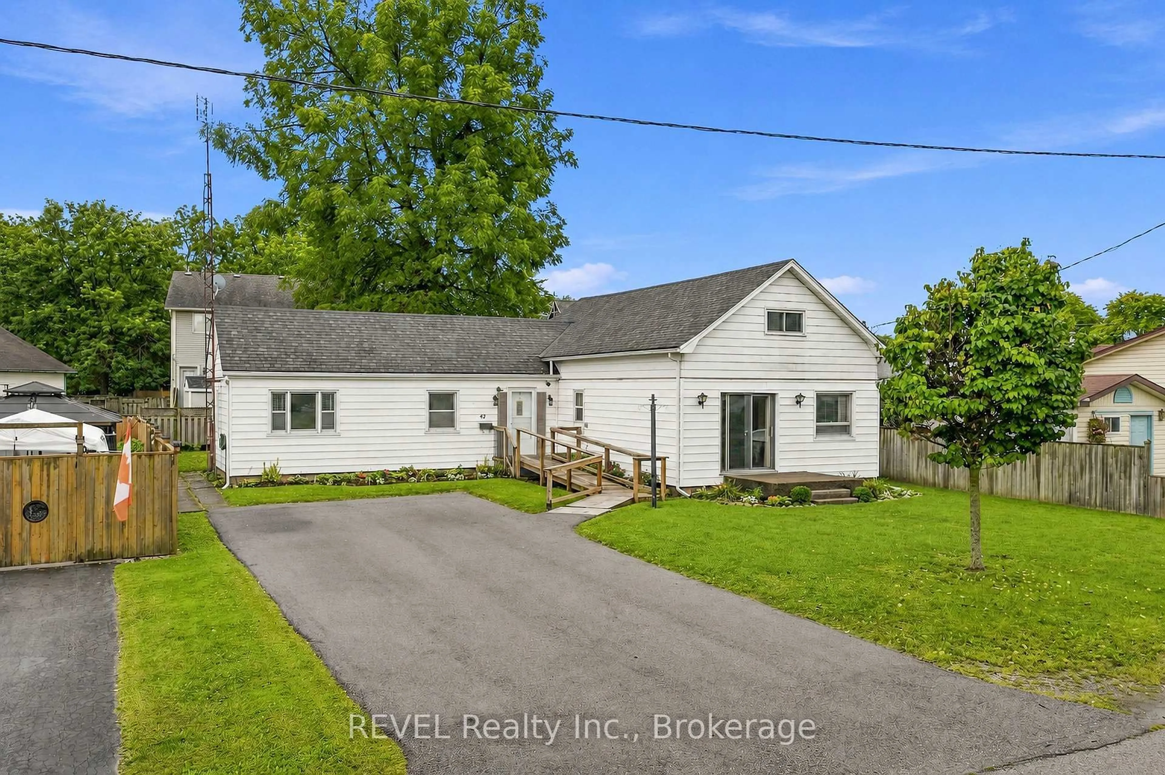 A pic from outside/outdoor area/front of a property/back of a property/a pic from drone, street for 42 Wildwood Rd, St. Catharines Ontario L2M 6Z8