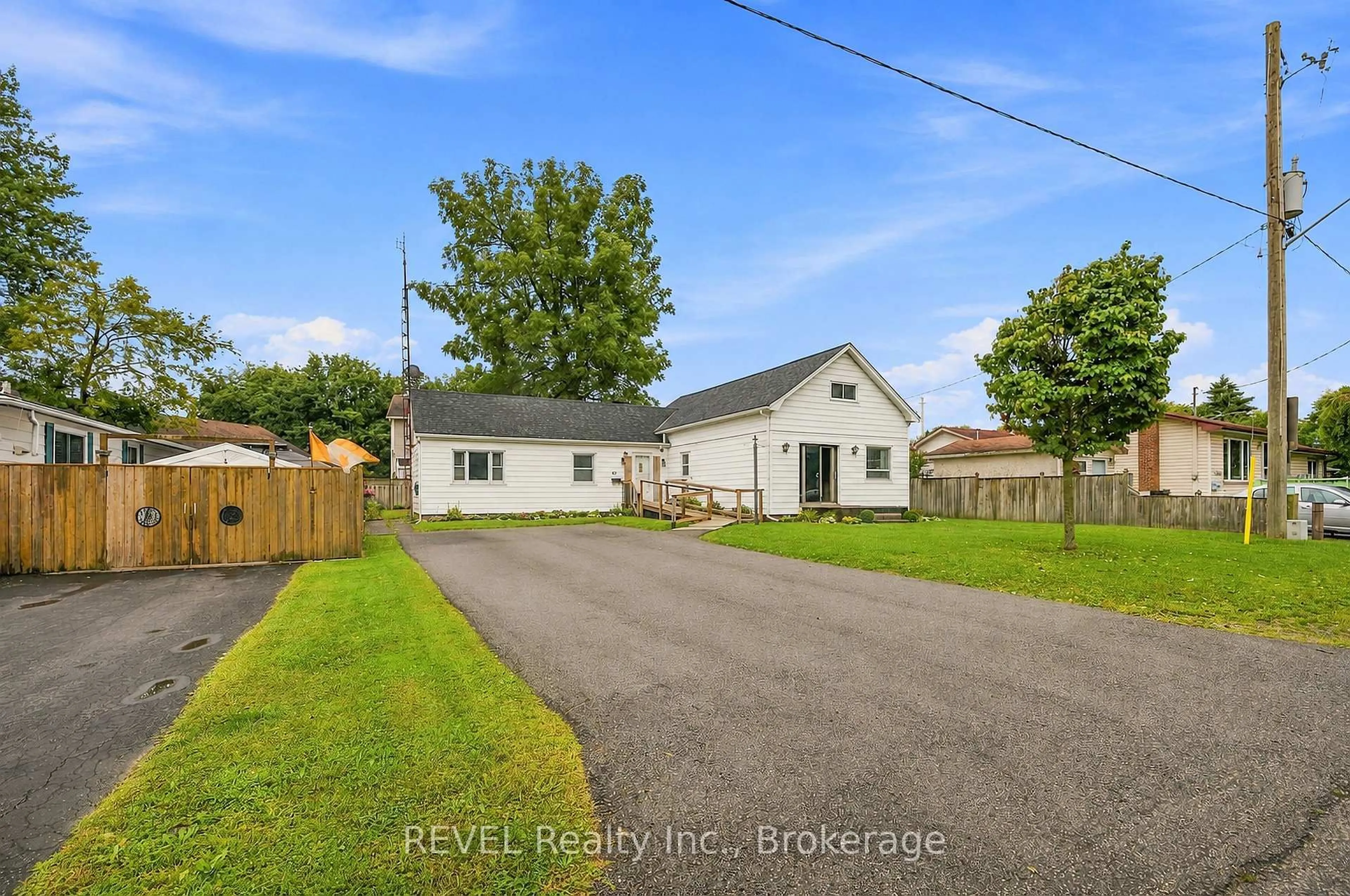 A pic from outside/outdoor area/front of a property/back of a property/a pic from drone, street for 42 Wildwood Rd, St. Catharines Ontario L2M 6Z8