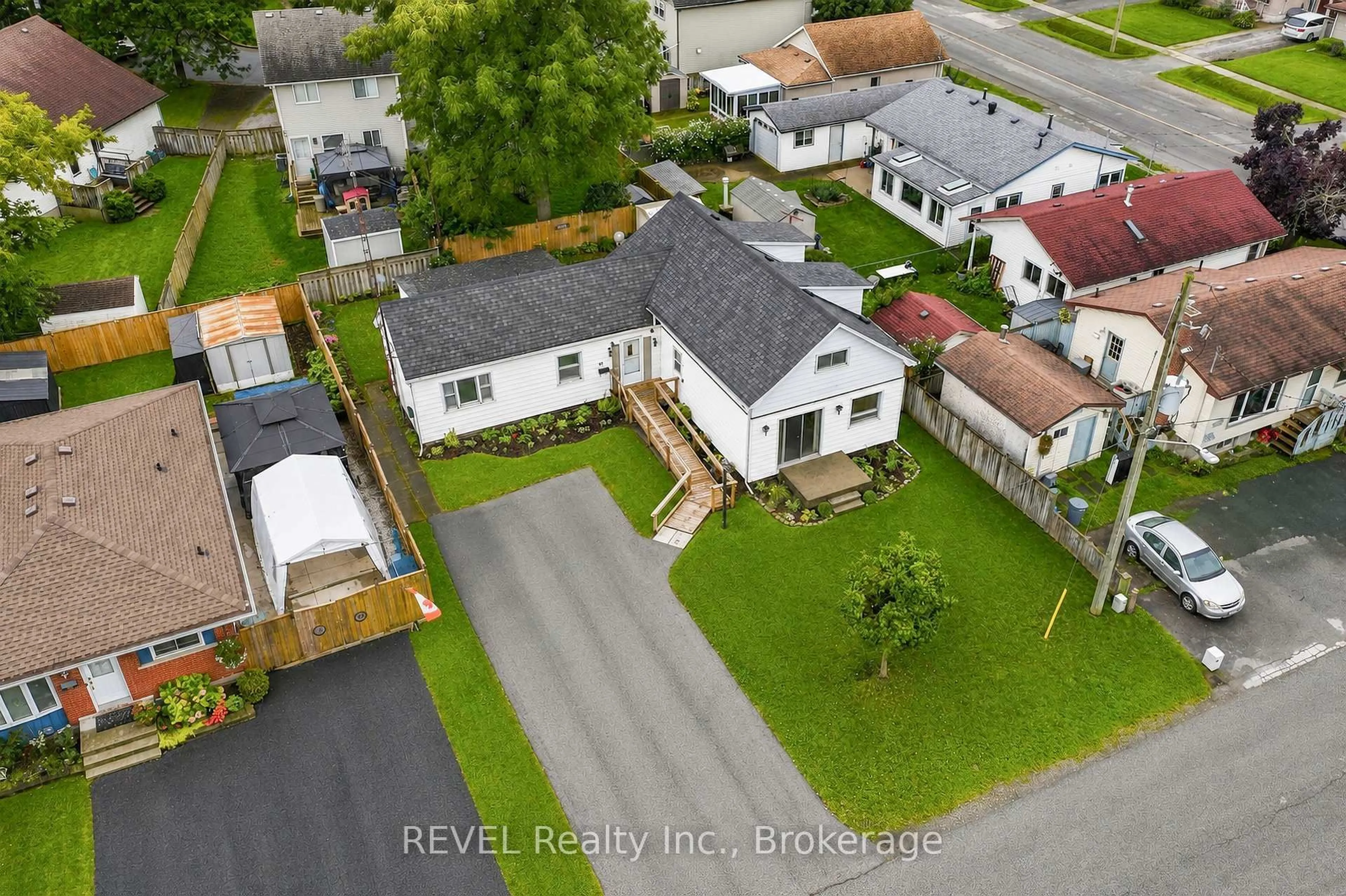 A pic from outside/outdoor area/front of a property/back of a property/a pic from drone, street for 42 Wildwood Rd, St. Catharines Ontario L2M 6Z8