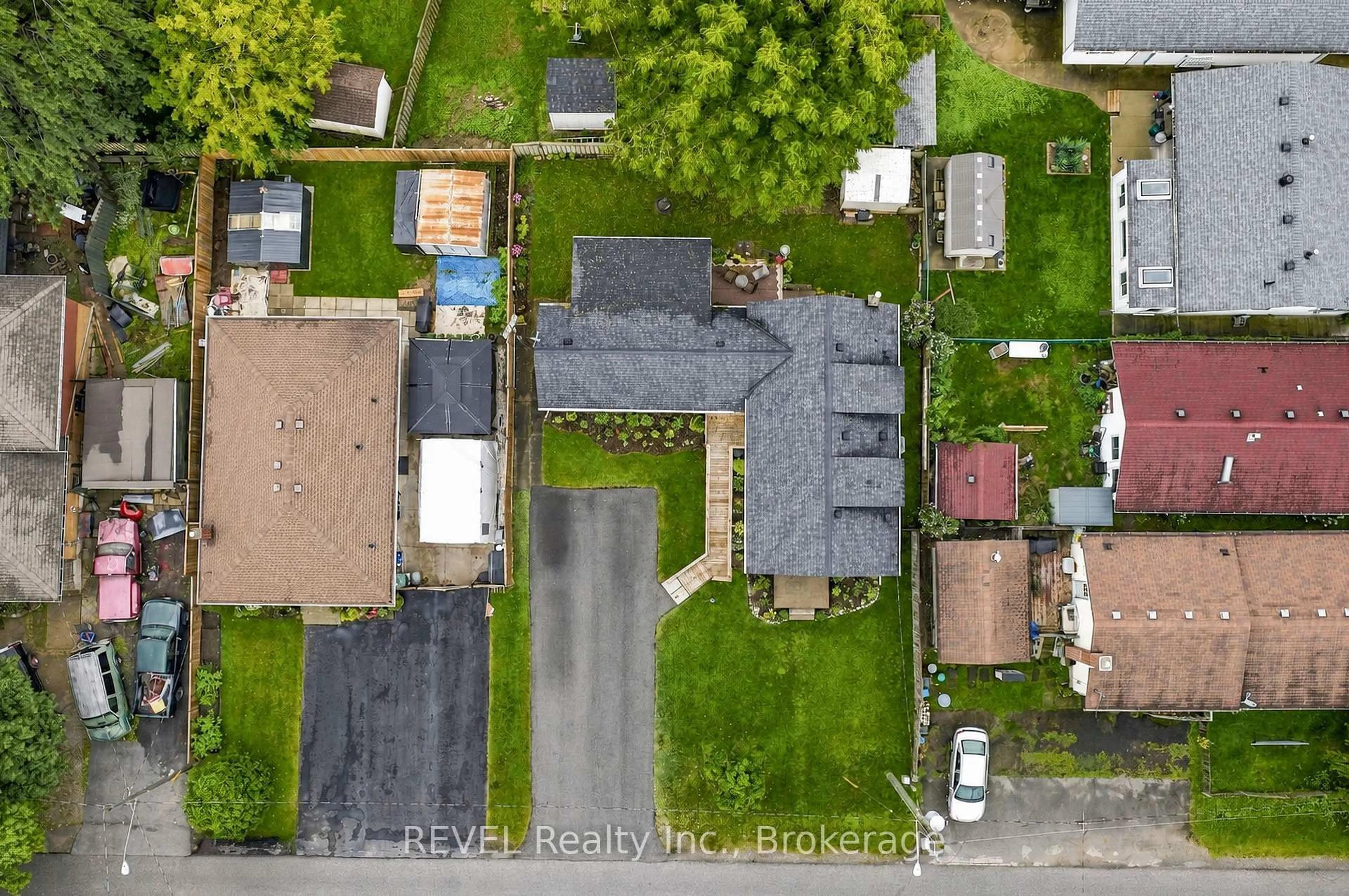 A pic from outside/outdoor area/front of a property/back of a property/a pic from drone, street for 42 Wildwood Rd, St. Catharines Ontario L2M 6Z8