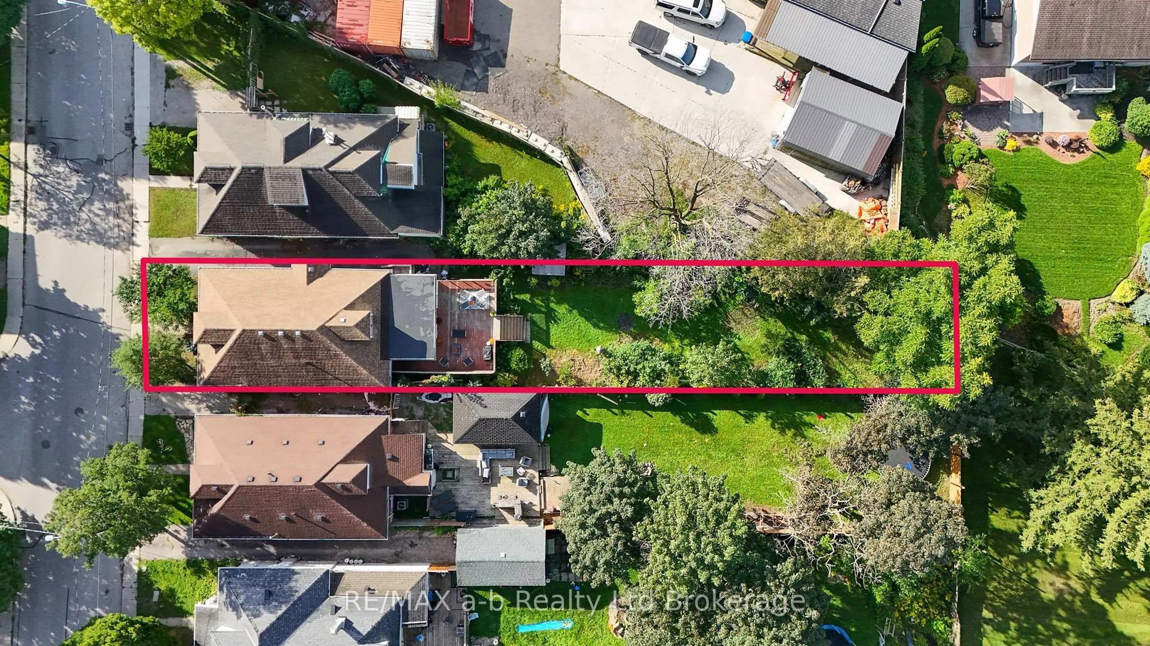 A pic from outside/outdoor area/front of a property/back of a property/a pic from drone, street for 225 Graham St, Woodstock Ontario N4S 6K6