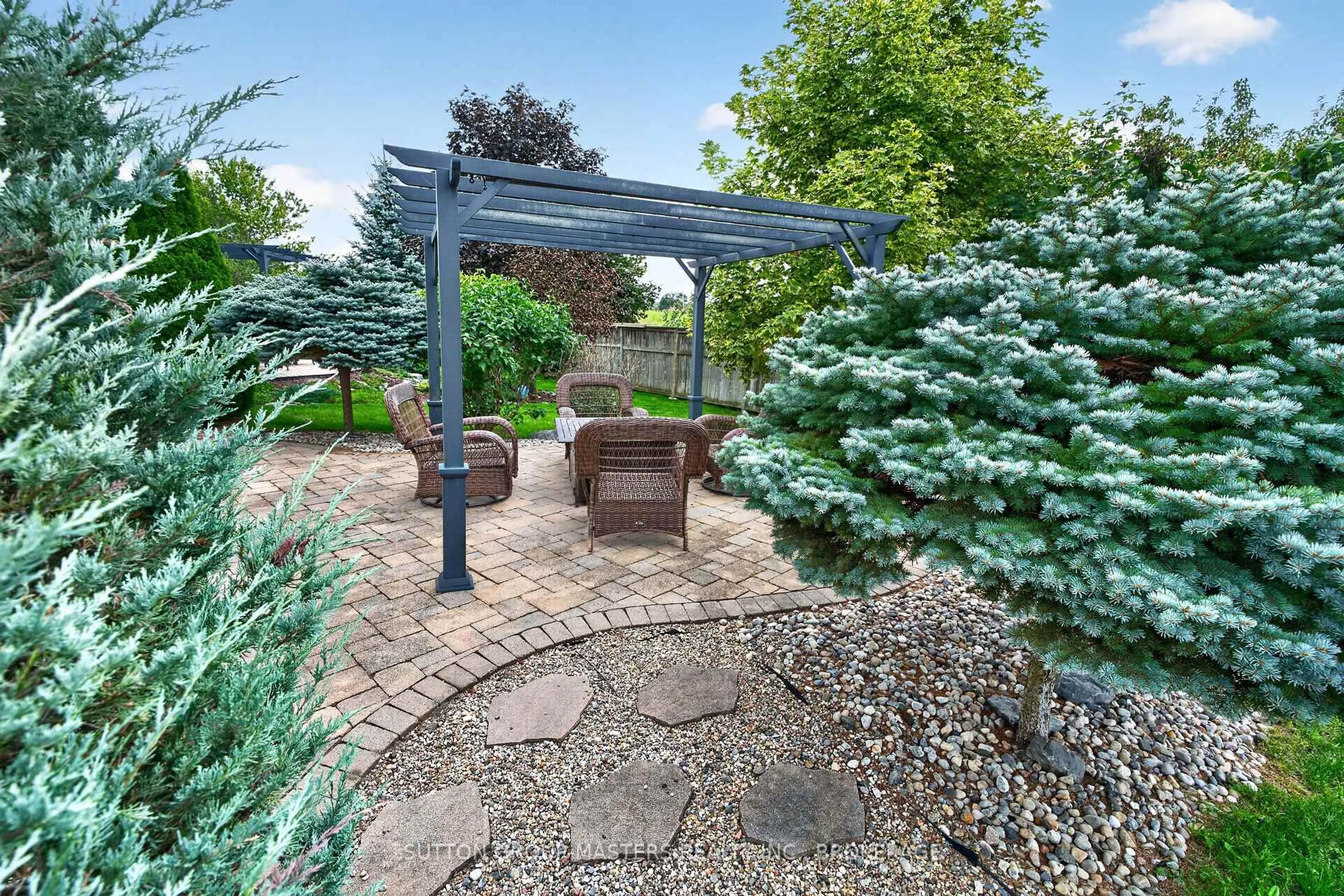 Patio, street for 100 Britannia Cres, Bath Ontario K0H 1G0