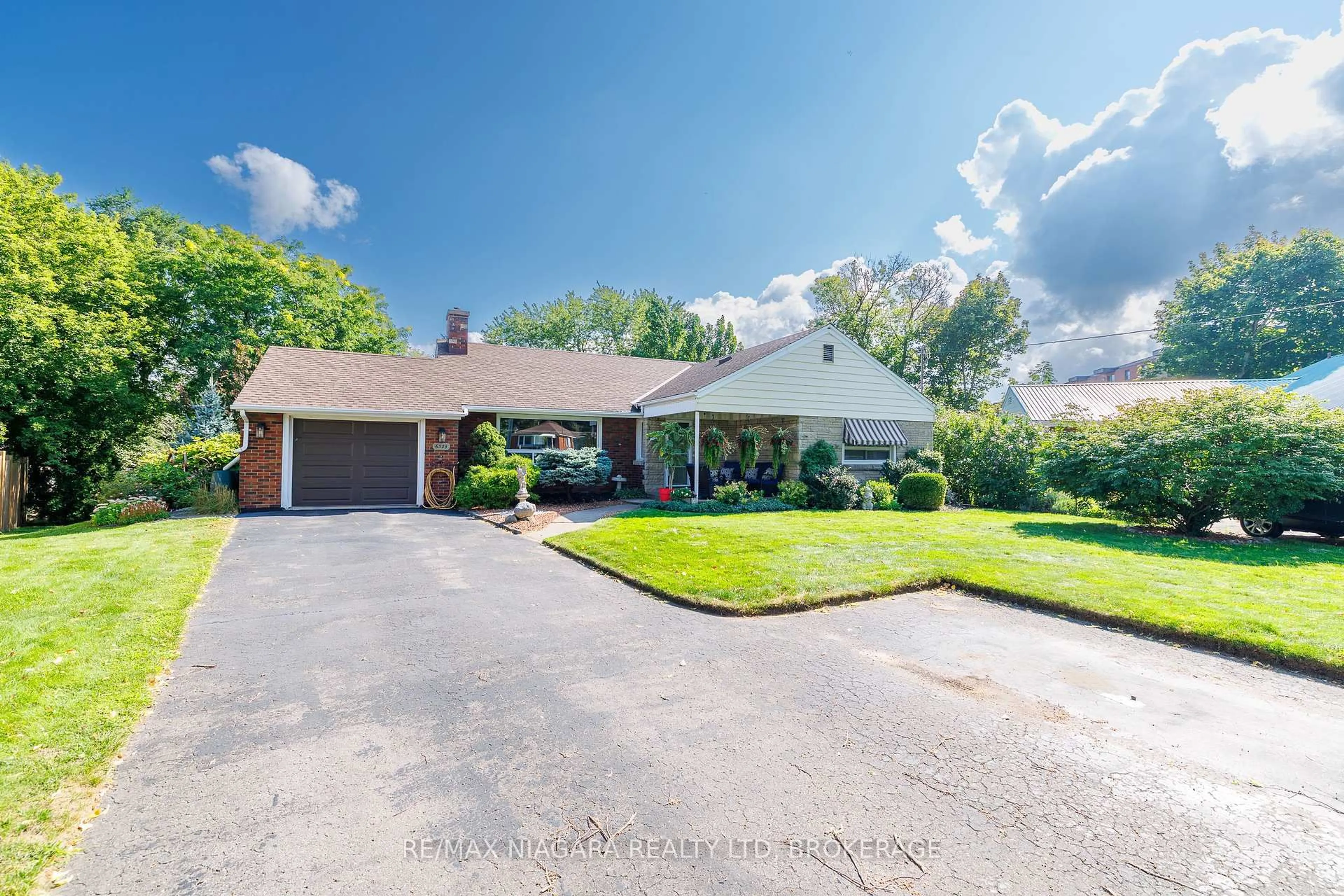 A pic from outside/outdoor area/front of a property/back of a property/a pic from drone, street for 6329 Goodsir Cres, Niagara Falls Ontario L2G 1H2