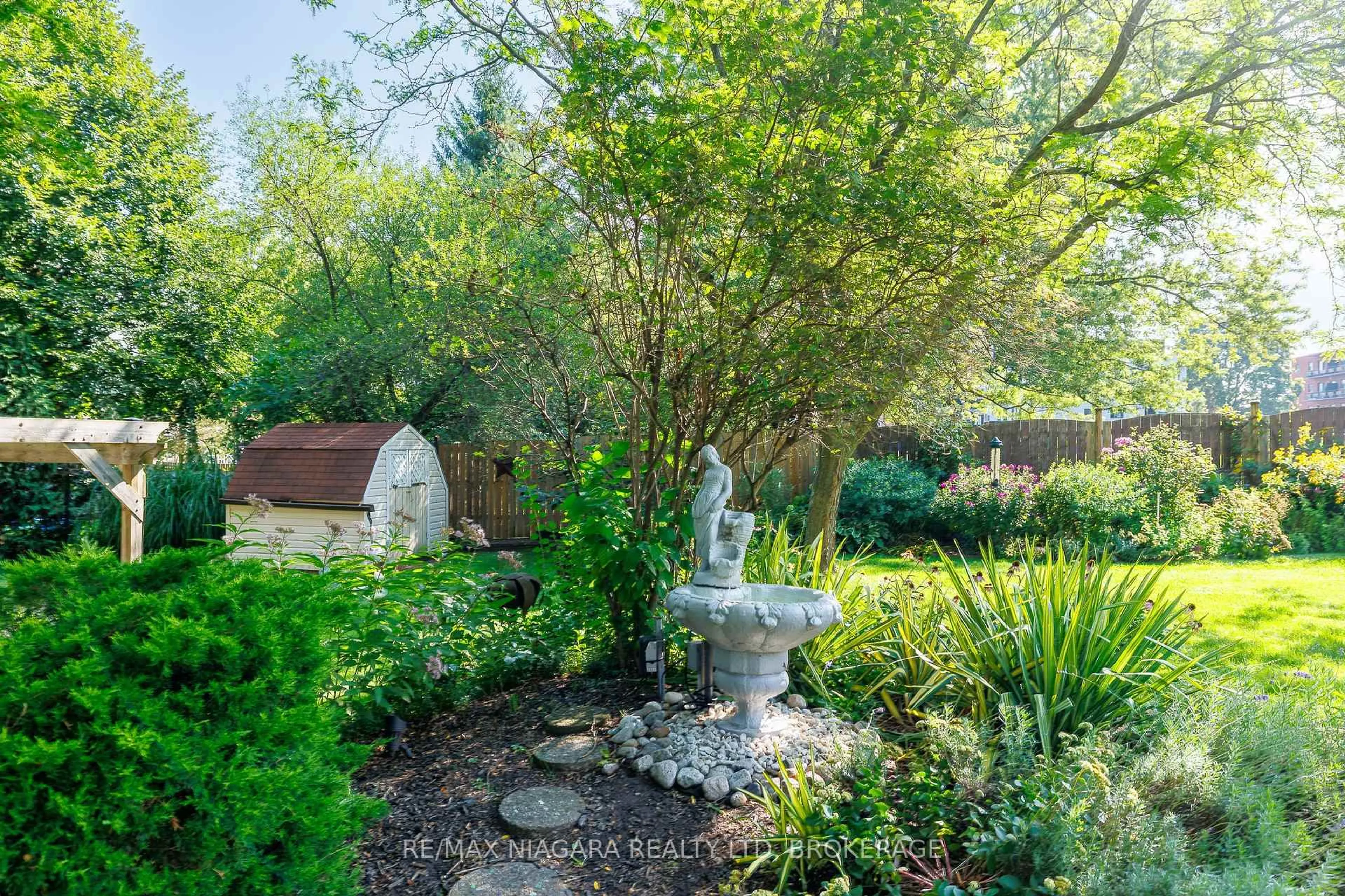 Patio, unknown for 6329 Goodsir Cres, Niagara Falls Ontario L2G 1H2