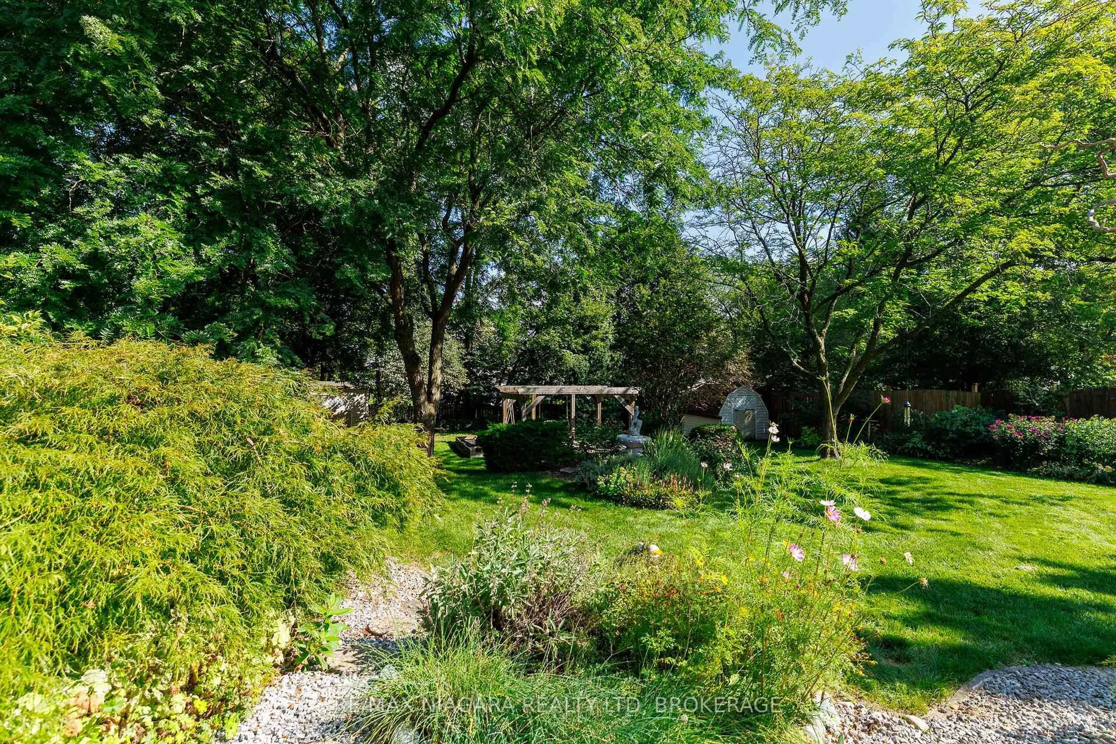 A pic from outside/outdoor area/front of a property/back of a property/a pic from drone, forest/trees view for 6329 Goodsir Cres, Niagara Falls Ontario L2G 1H2
